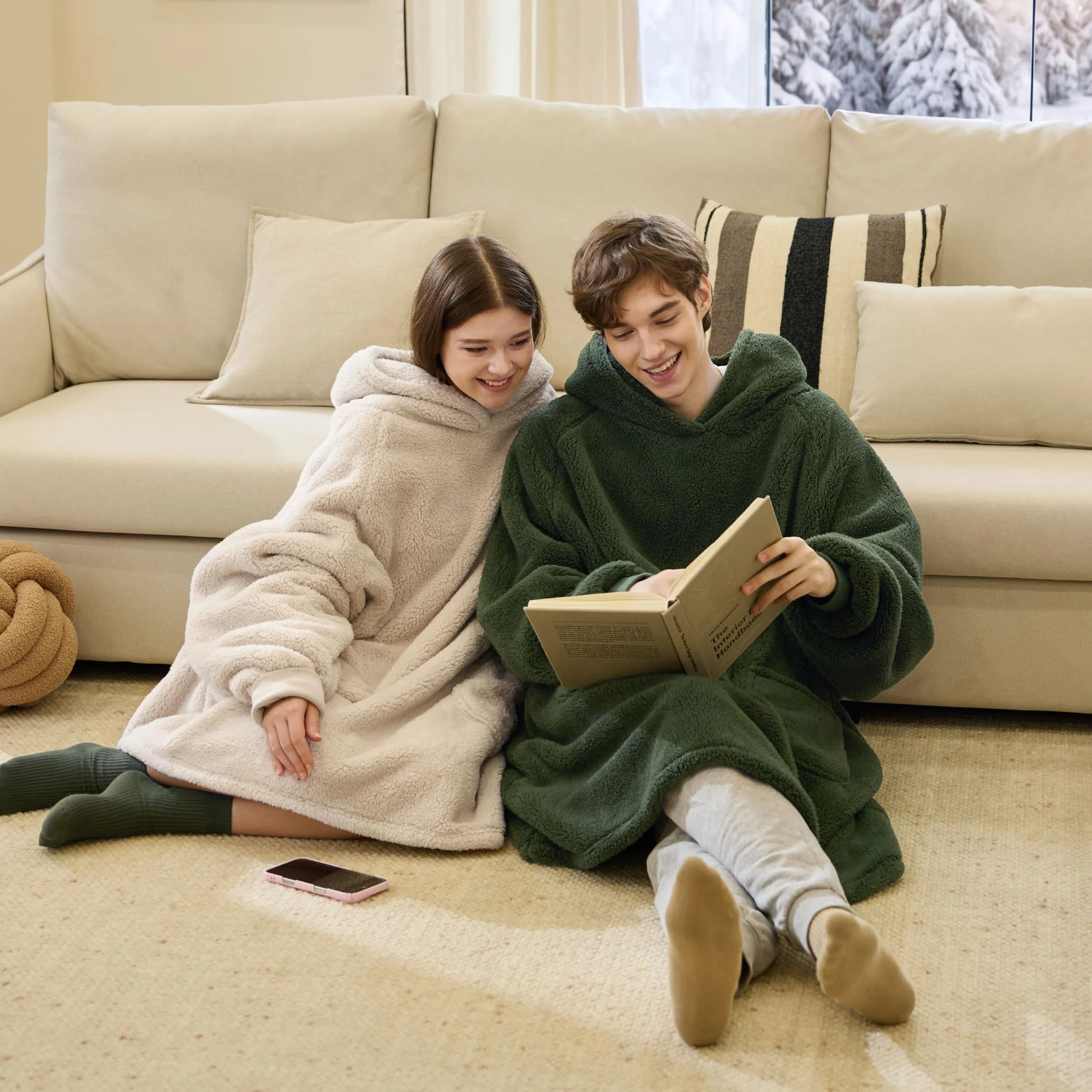 Bedsure Coperta con Cappuccio e Maniche Regalo Beige - 95x85cm - immagine 7