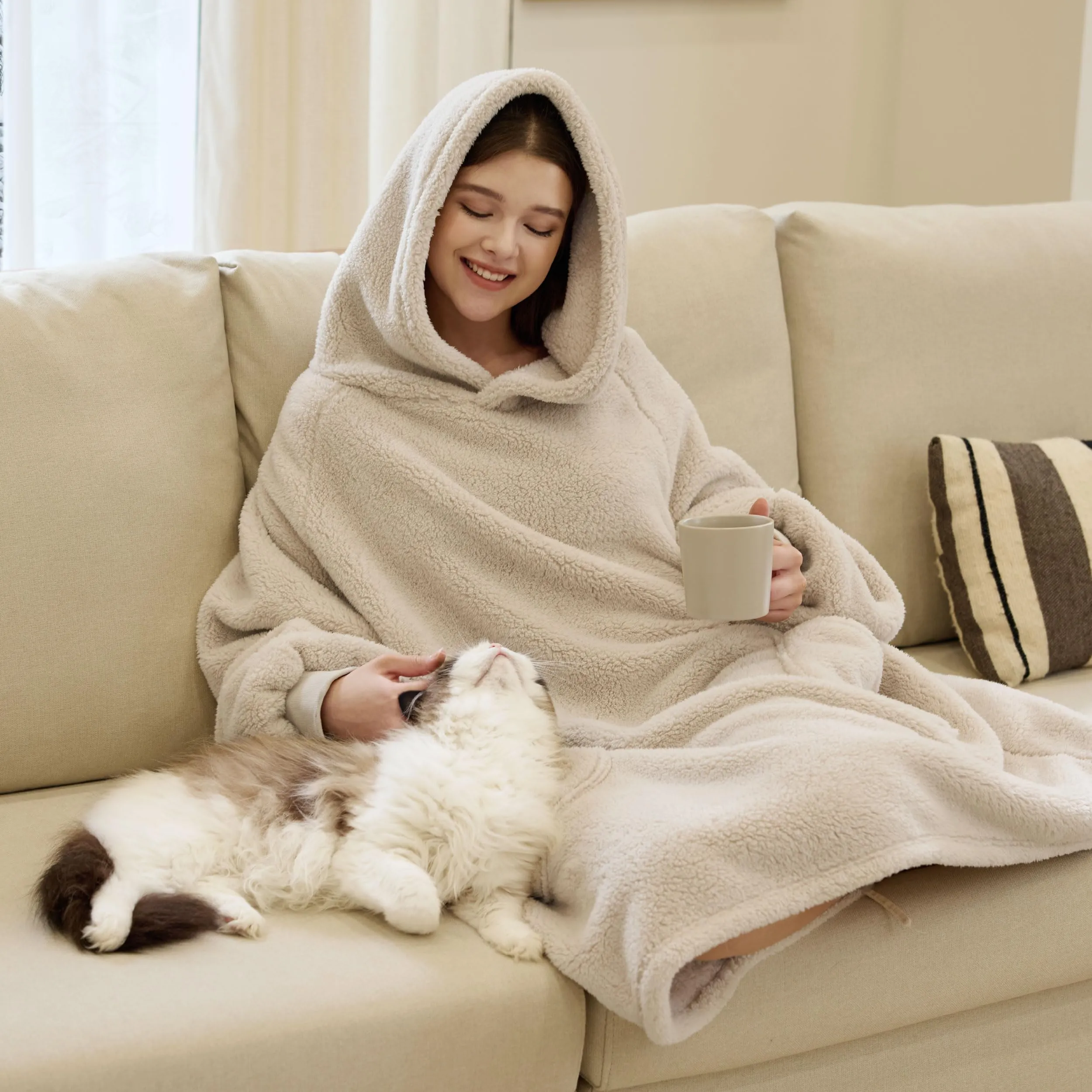 Bedsure Coperta con Cappuccio e Maniche Regalo Beige - 95x85cm - immagine 8