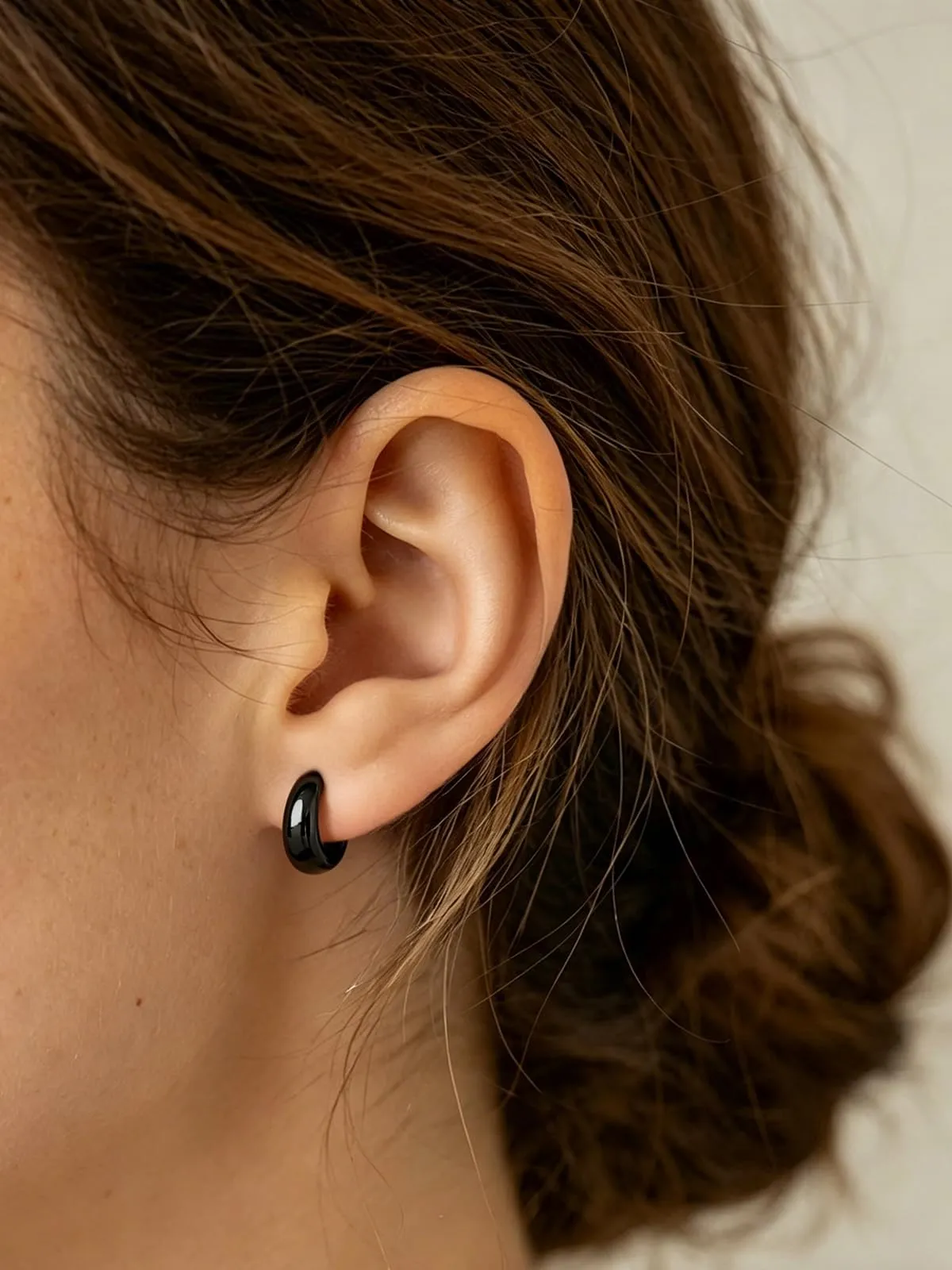 Silvora 8mm Orecchini Donna a Cerchio Nero Piccoli - immagine 3