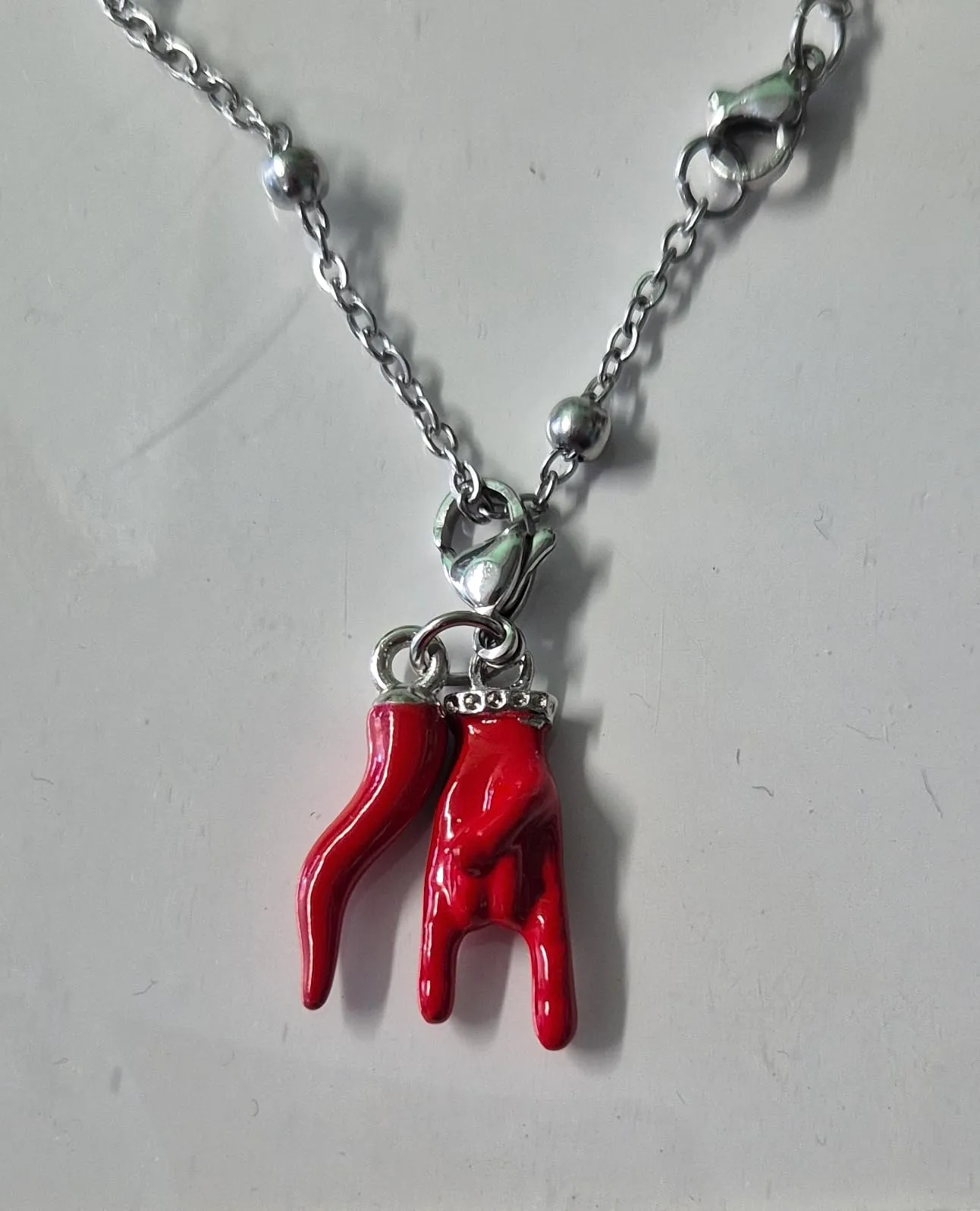Mavi jewel pendolo corna portafortuna in acciaio con scatola (rosso) - immagine 3
