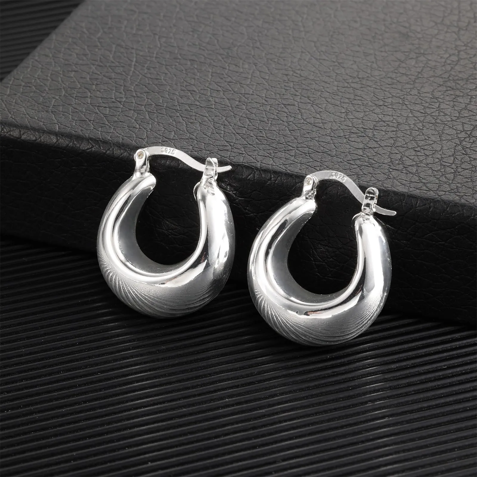 Orecchini Mezzaluna Spessi Argentati Léggeri Lucidi Design Glamour Donna - immagine 5