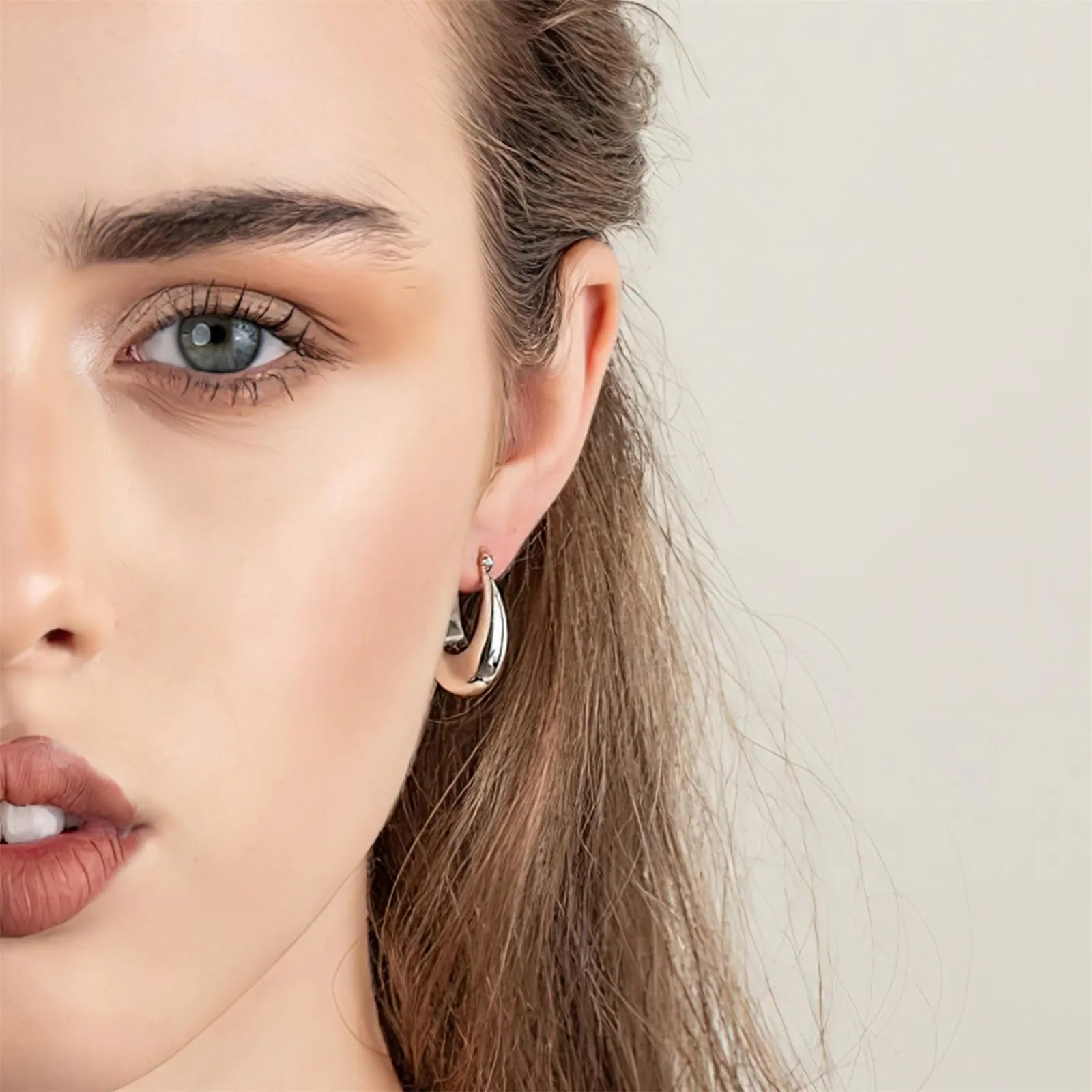 Orecchini A Ferro Di Cavallo Argentati Léggeri Lucidi Design Moderno Donna - immagine 2