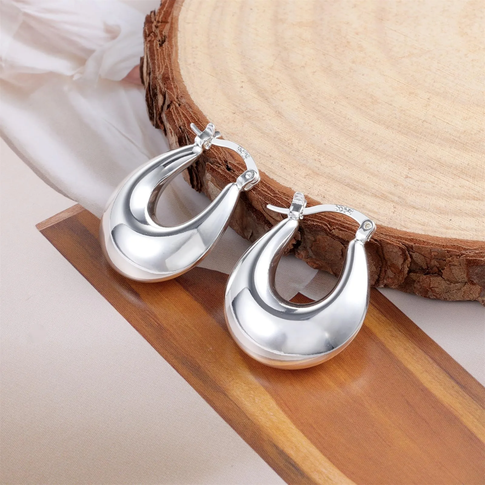 Orecchini A Ferro Di Cavallo Argentati Léggeri Lucidi Design Moderno Donna - immagine 5