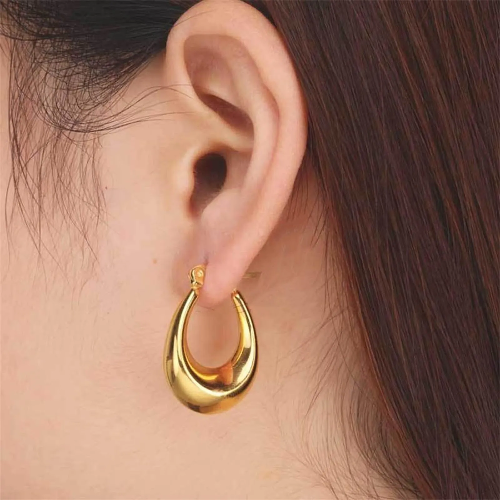 Orecchini A Ferro Di Cavallo Dorati Léggeri Lucidi Design Moderno Donna - immagine 2