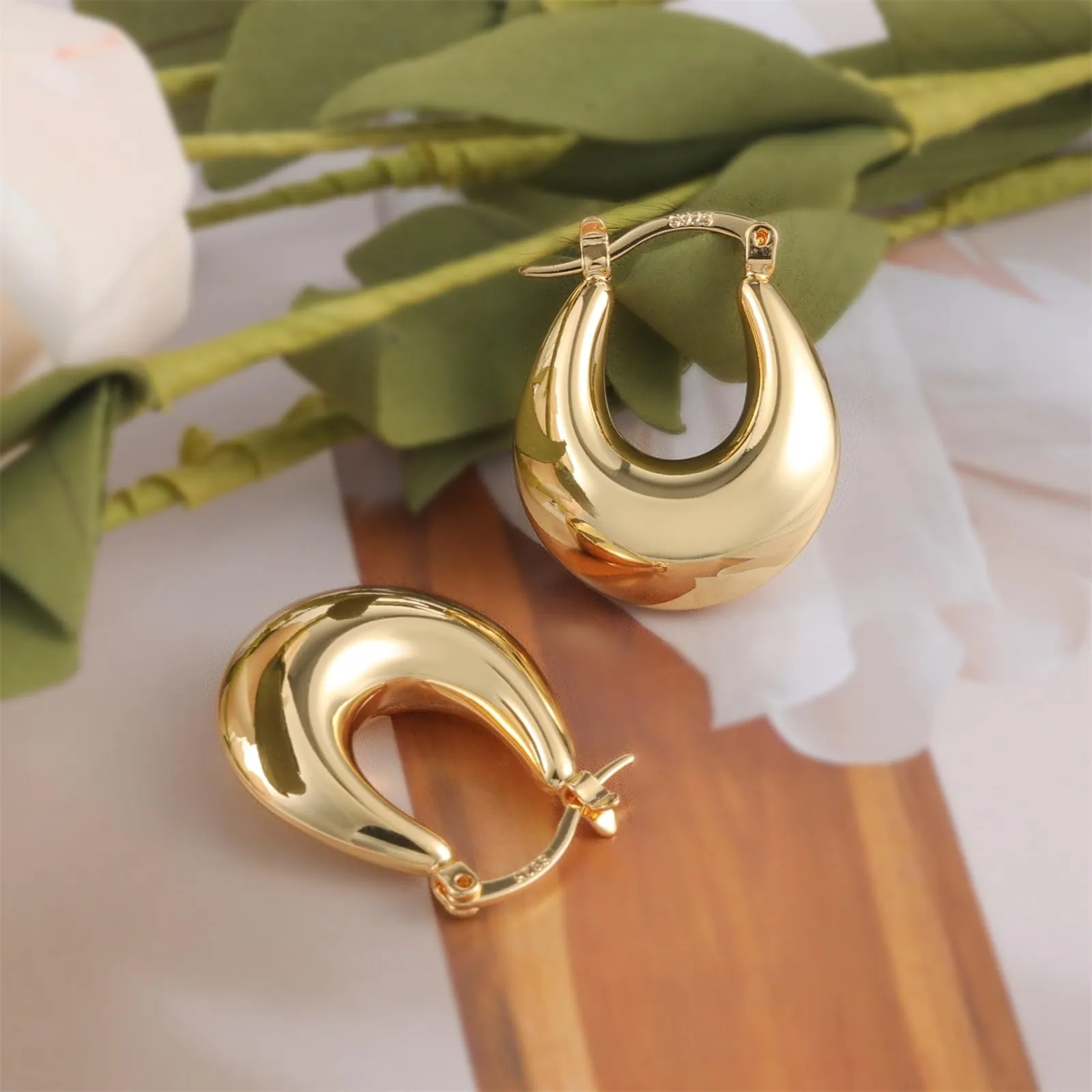 Orecchini A Ferro Di Cavallo Dorati Léggeri Lucidi Design Moderno Donna - immagine 5