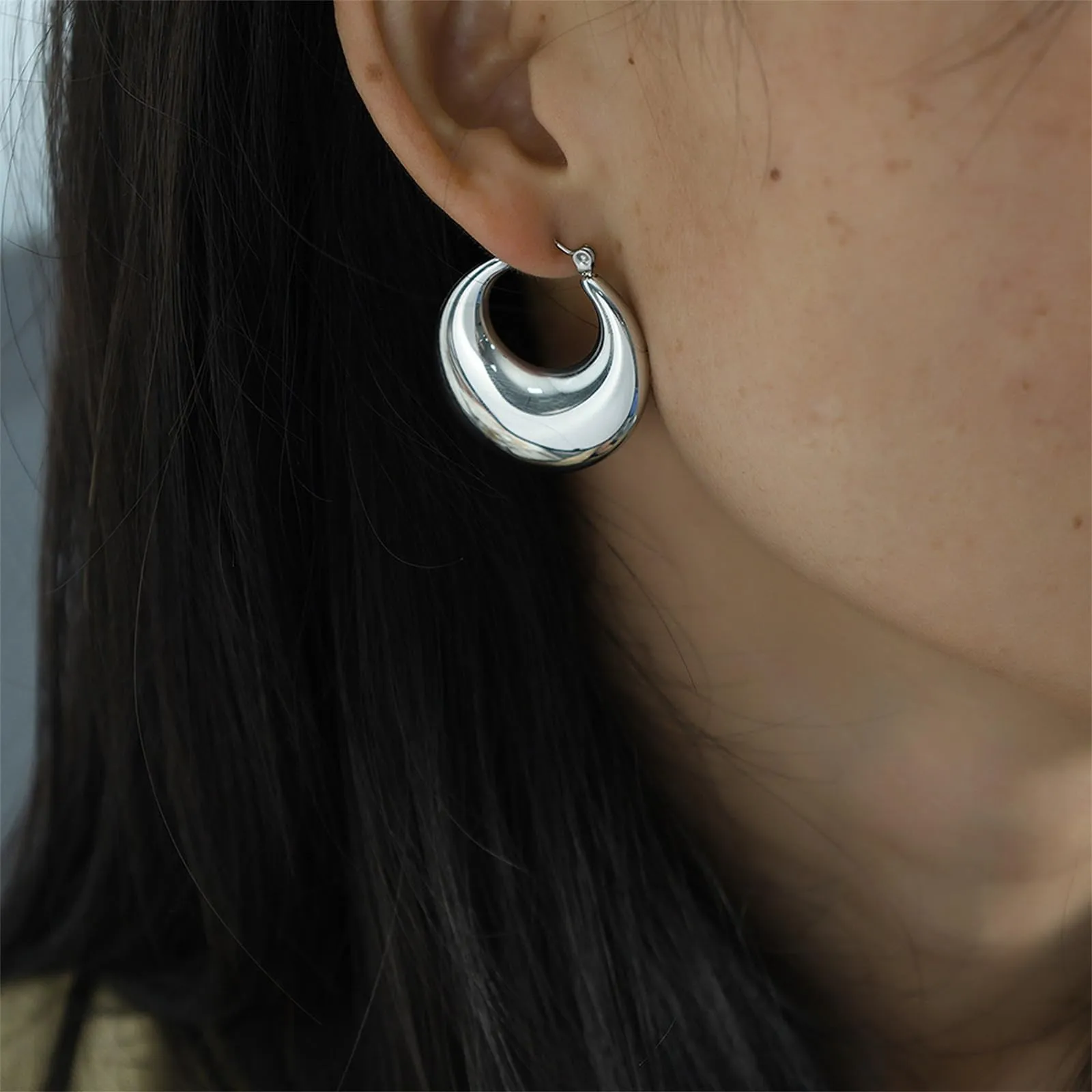 Orecchini Créole A Forma Di Goccia Argentati Lucidi Design Elegante Donna - immagine 2
