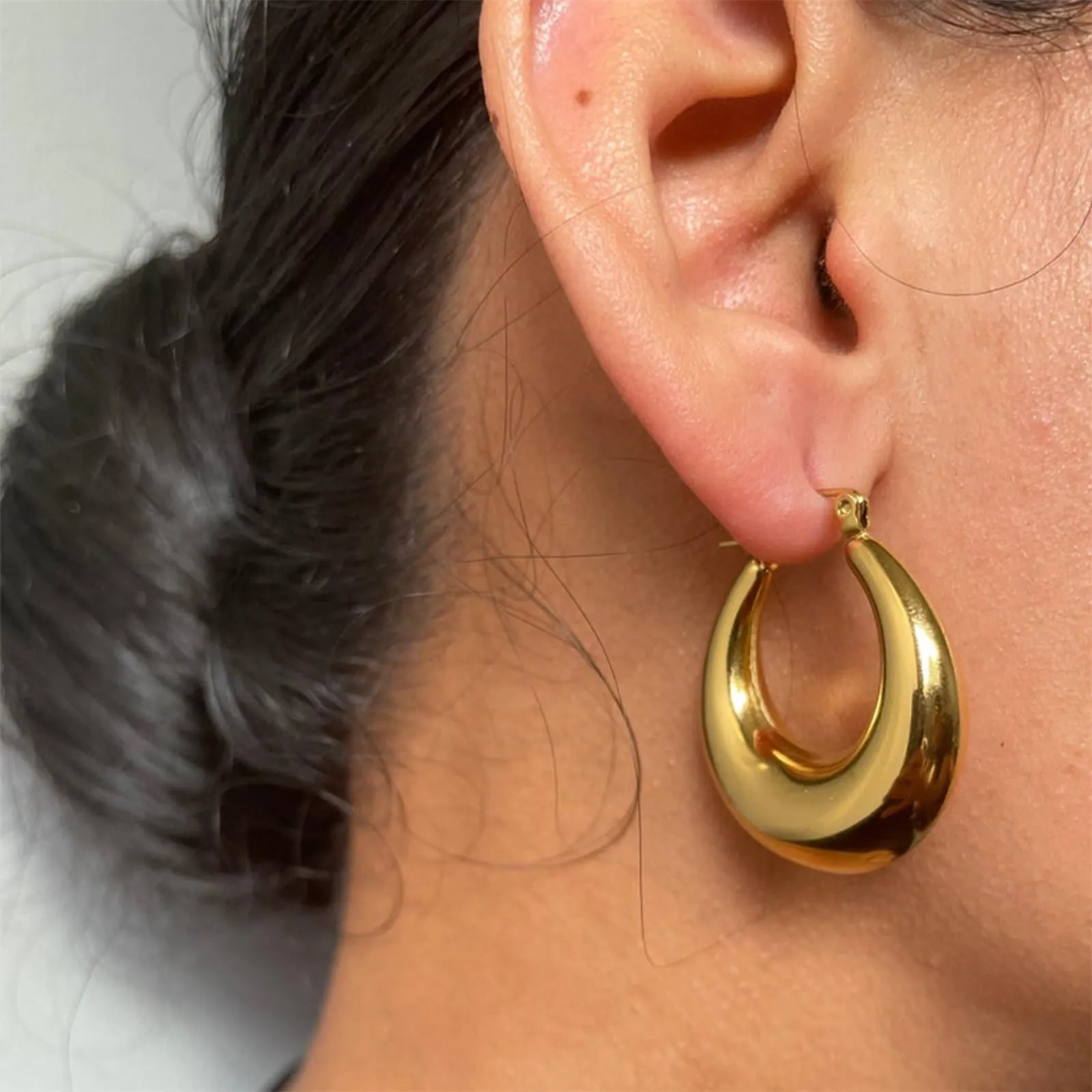 Orecchini Créole A Forma Di Goccia Dorati Lucidi Design Elegante Donna - immagine 2