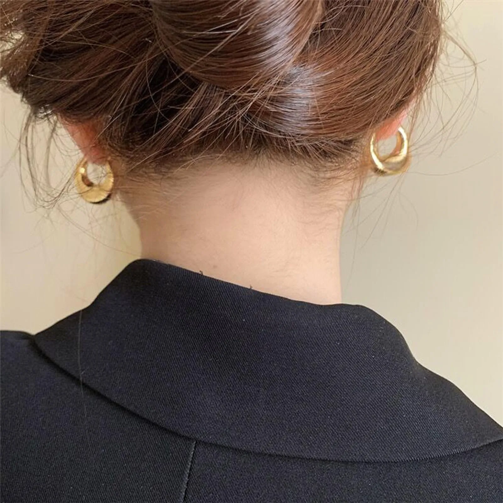 Orecchini Créole A Forma Di Goccia Dorati Lucidi Design Elegante Donna - immagine 4