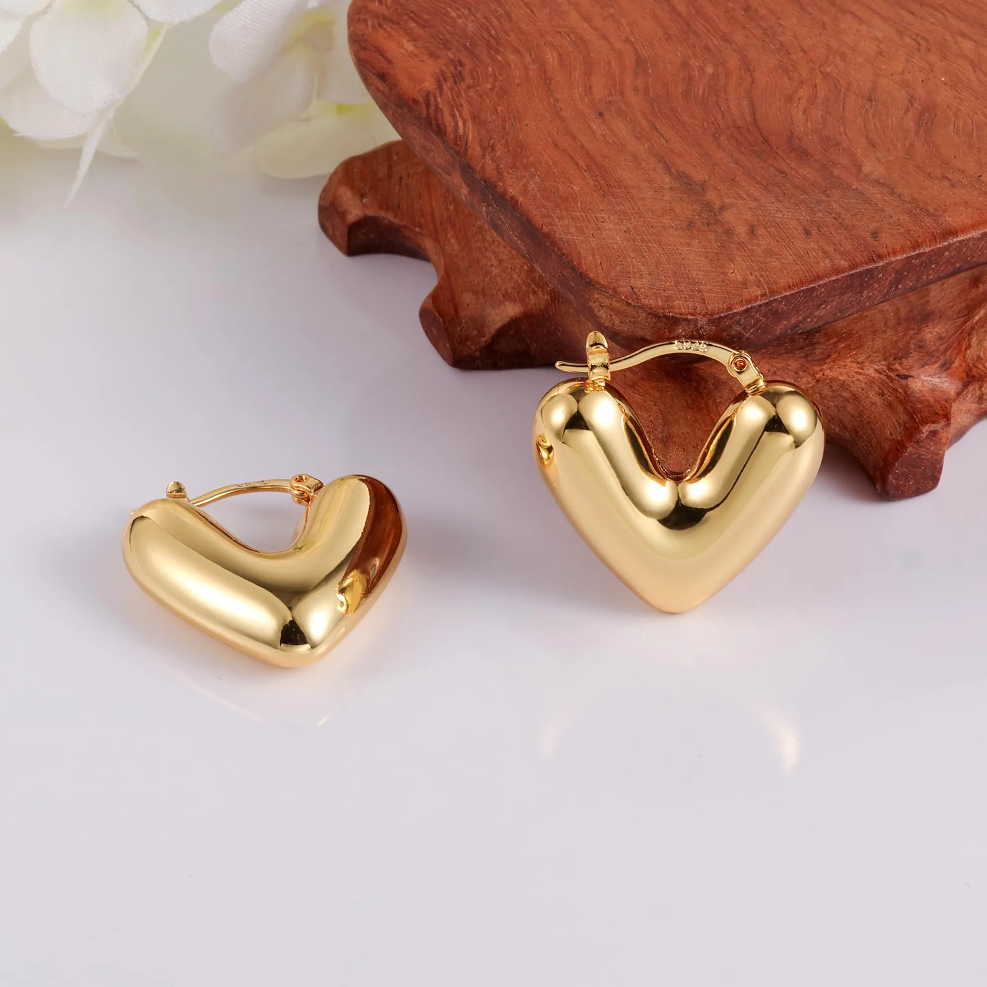 Orecchini A Forma Di Cuore Dorati Léggeri Lucidi Design Romantico Donna - immagine 4