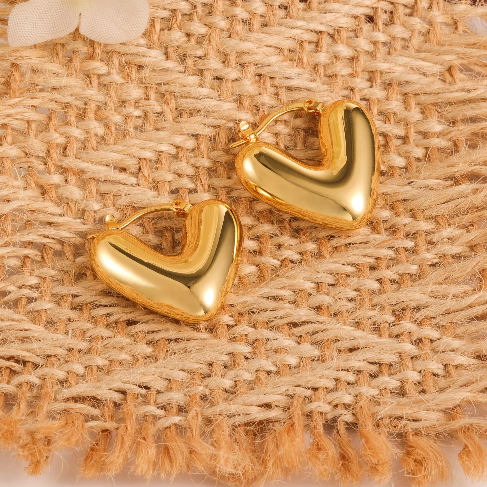 Orecchini A Forma Di Cuore Dorati Léggeri Lucidi Design Romantico Donna - immagine 5