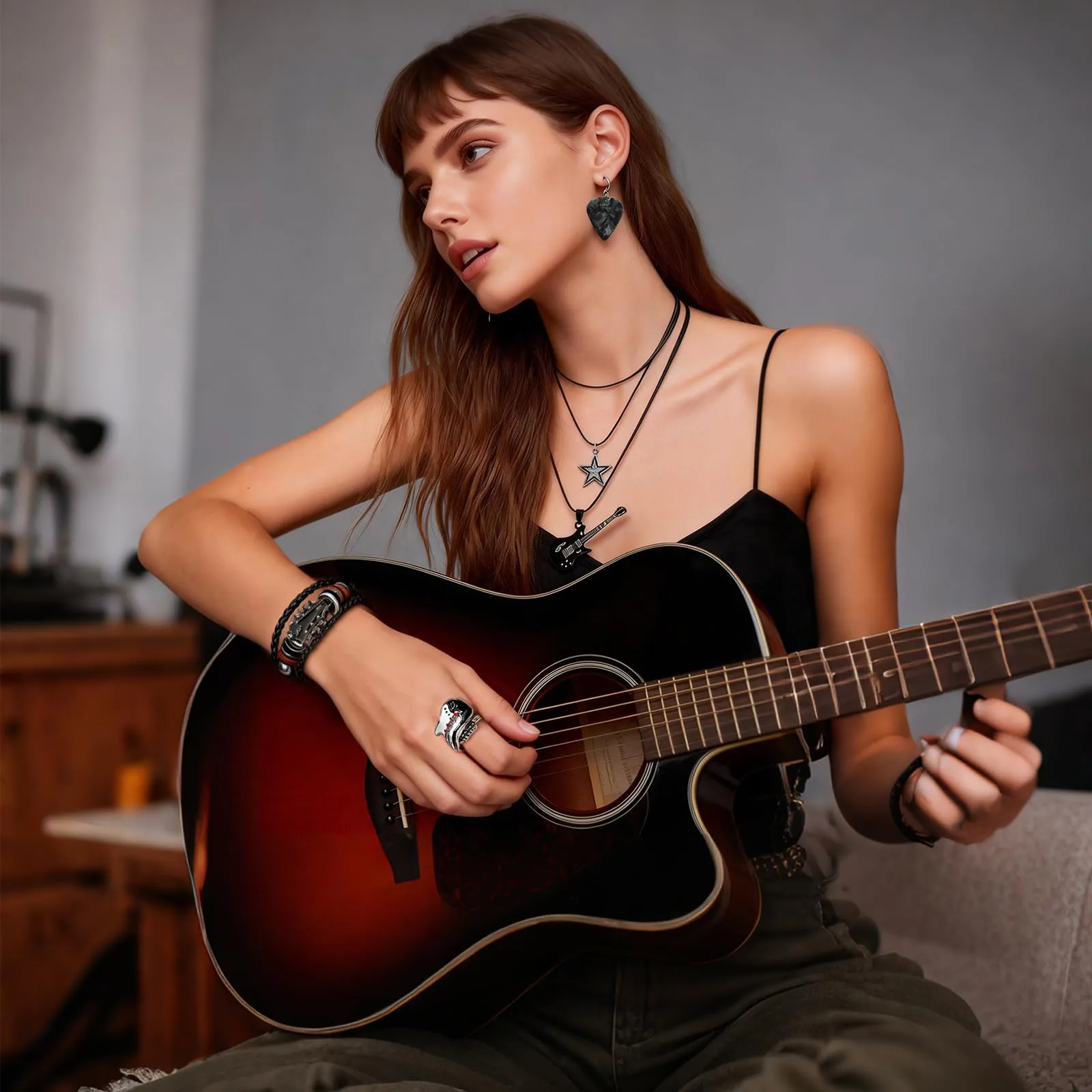 MWOOT Set di Gioielli Musica Punk, Collana con Stella e Chitarra a Strati Y2k, Braccialetto in Pelle Retrò, Anello Punk Rock, Orecchini Pendenti con Plettro per Chitarra, Accessori Gotici per Concerti - immagine 4