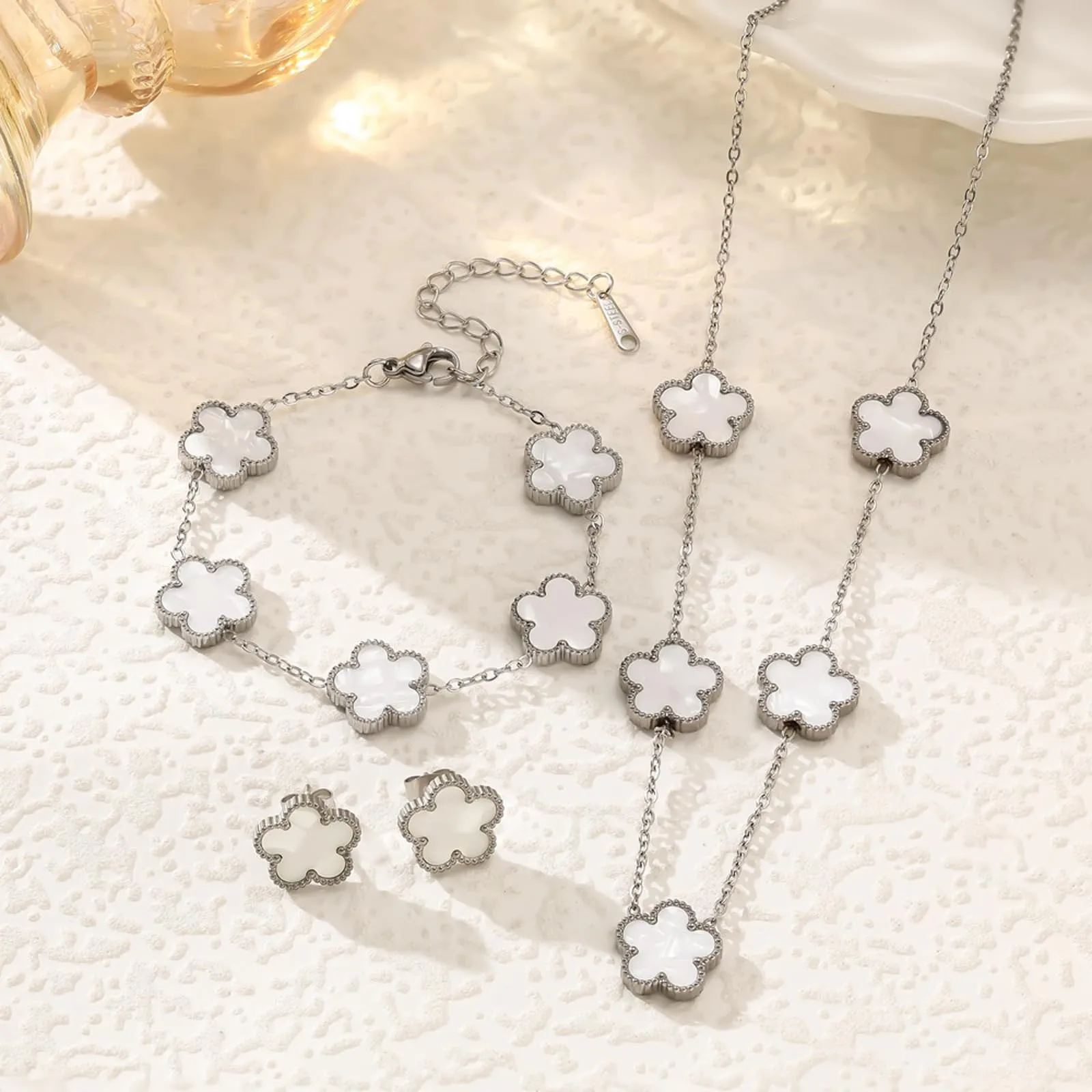 XIWCAFC Parure Gioielli Quadrifoglio da Donna 18K Placcato Oro Acciaio Inossidabile Fortunato Quadrifoglio Collana Orecchini Bracciali Set di Gioielli Sposa Regalo Dirndl Gioielli (Bianco S) - immagine 7