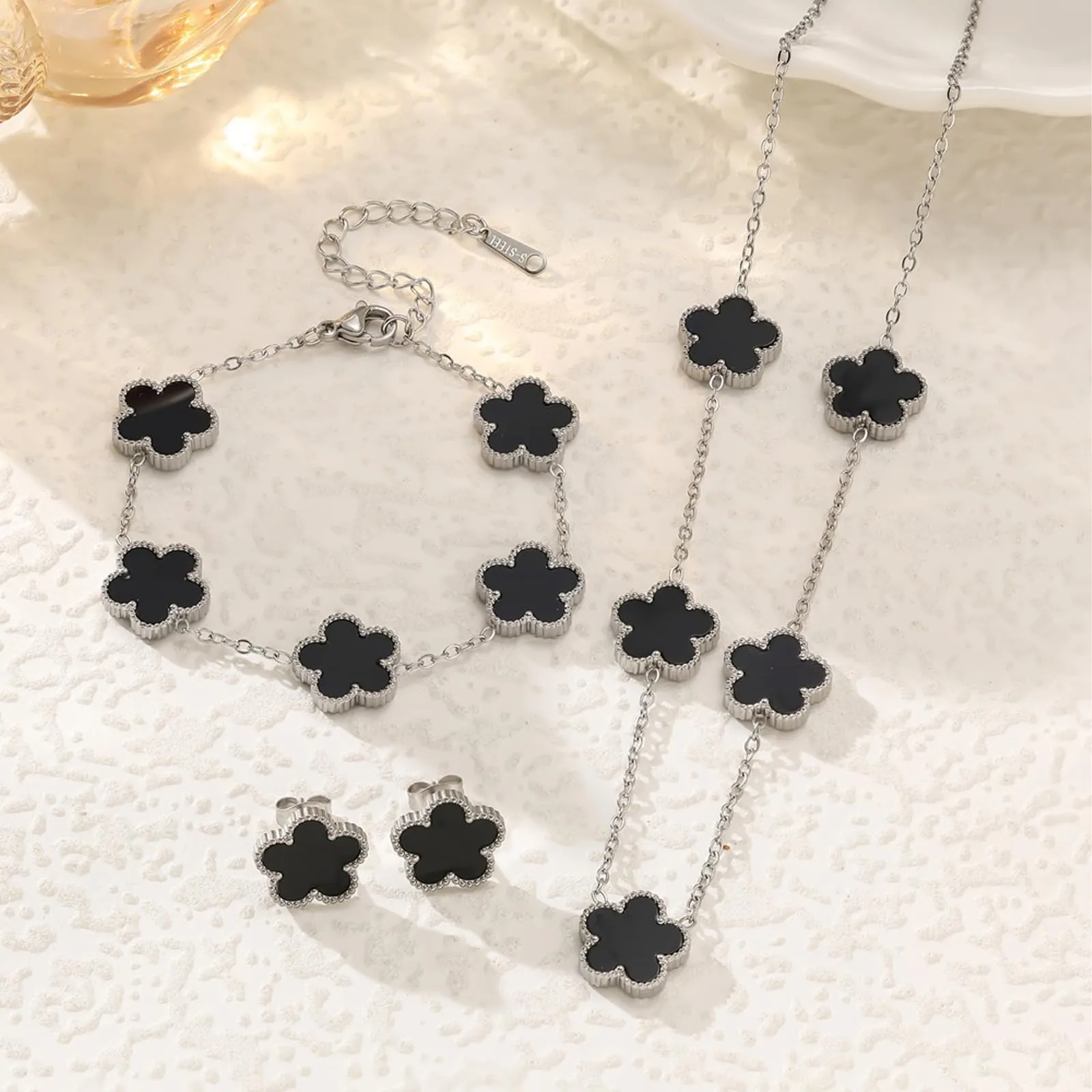 XIWCAFC Parure Gioielli Quadrifoglio da Donna 18K Placcato Oro Acciaio Inossidabile Fortunato Quadrifoglio Collana Orecchini Bracciali Set di Gioielli Sposa Regalo Dirndl Gioielli (Nero S) - immagine 6