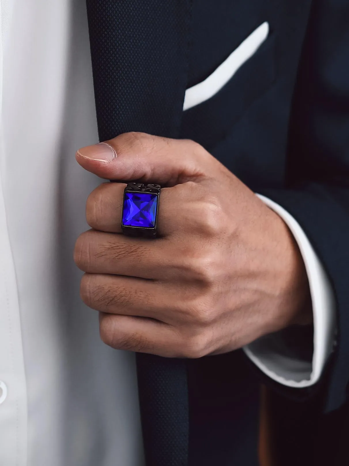 Bandmax Anello Uomo in Acciaio Inossidabile, Anello Nero Uomo con Topazio Blu,Anello Triquetra Nodo Celtico Misura 25 Circonferenza 64.4mm, Confezione Regalo - immagine 2