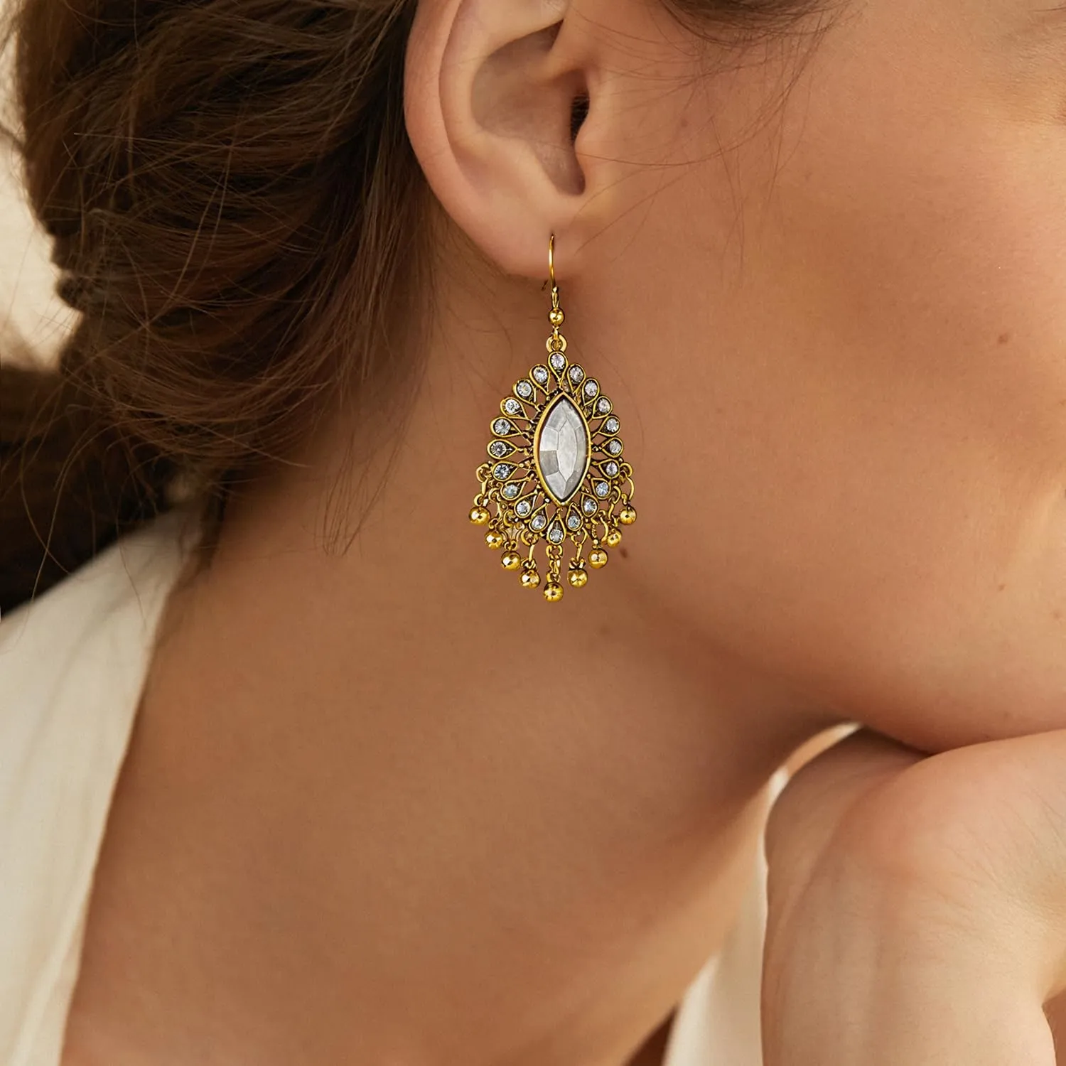 VLYX Set di Gioielli Indiani Tradizionali per Donna - Collana e Orecchini Jhumka - Stile Boho Etnico per Matrimoni, Feste e Occasioni Festive (Bianco) - immagine 3