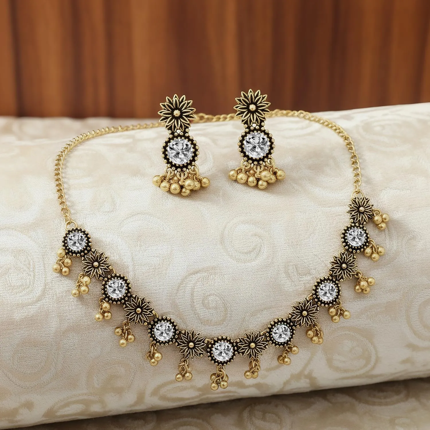 VLYX Set di Gioielli Tradizionali Indiani per Donna, Collana e Orecchini Jhumka, Stile Boho Etnico, Matrimonio, Regalo per Festa (Bianco) - immagine 6