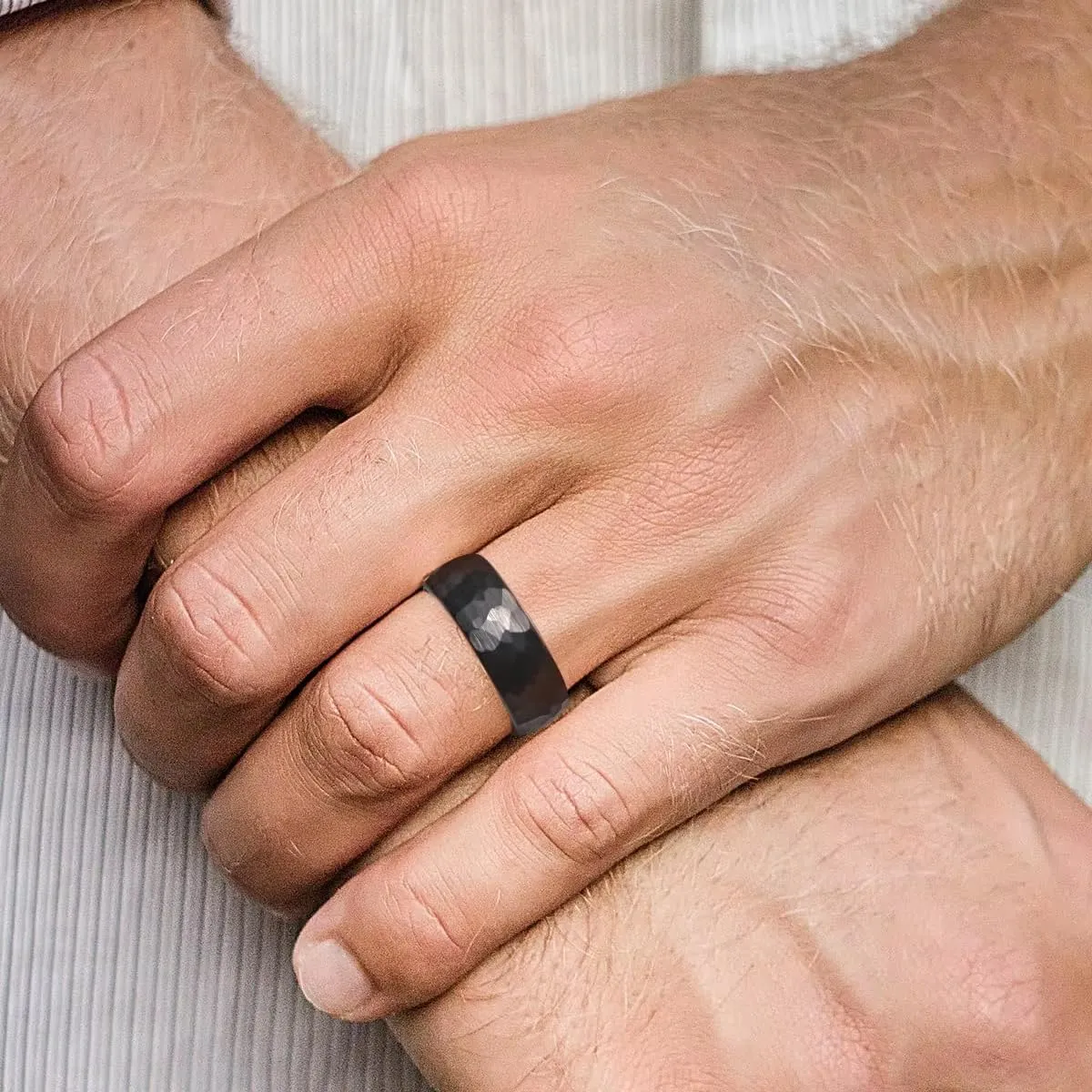 Anello da uomo in acciaio inossidabile martellato opaco 8 mm nero taglia 9 - immagine 5