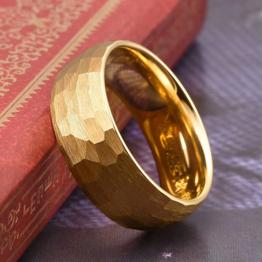 Cadoline Anello da uomo in acciaio inossidabile martellato opaco, 8 mm, oro, taglia 11 - immagine 4
