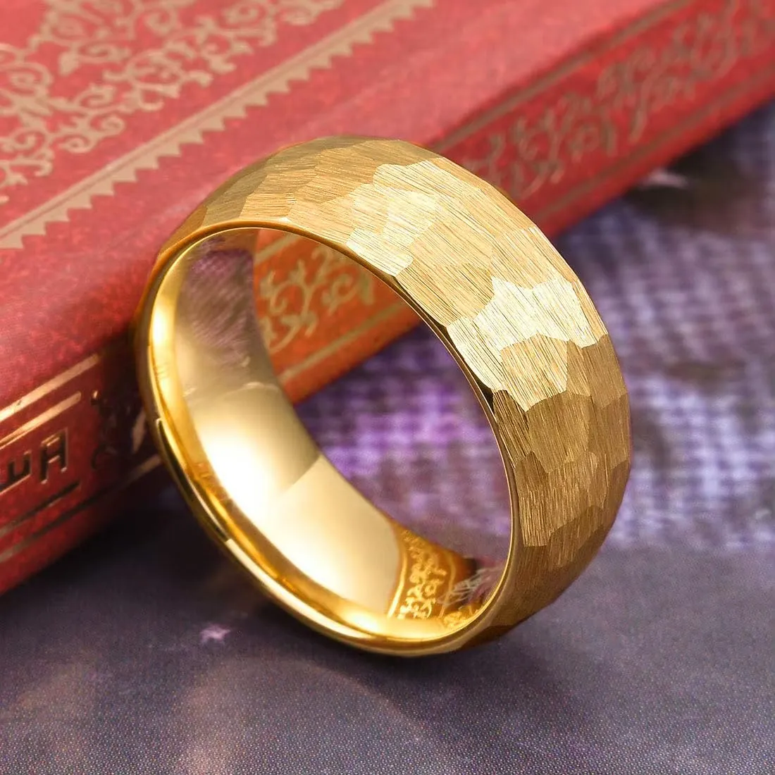 Cadoline Anello da uomo in acciaio inossidabile martellato opaco, 8 mm, oro, taglia 8 - immagine 5