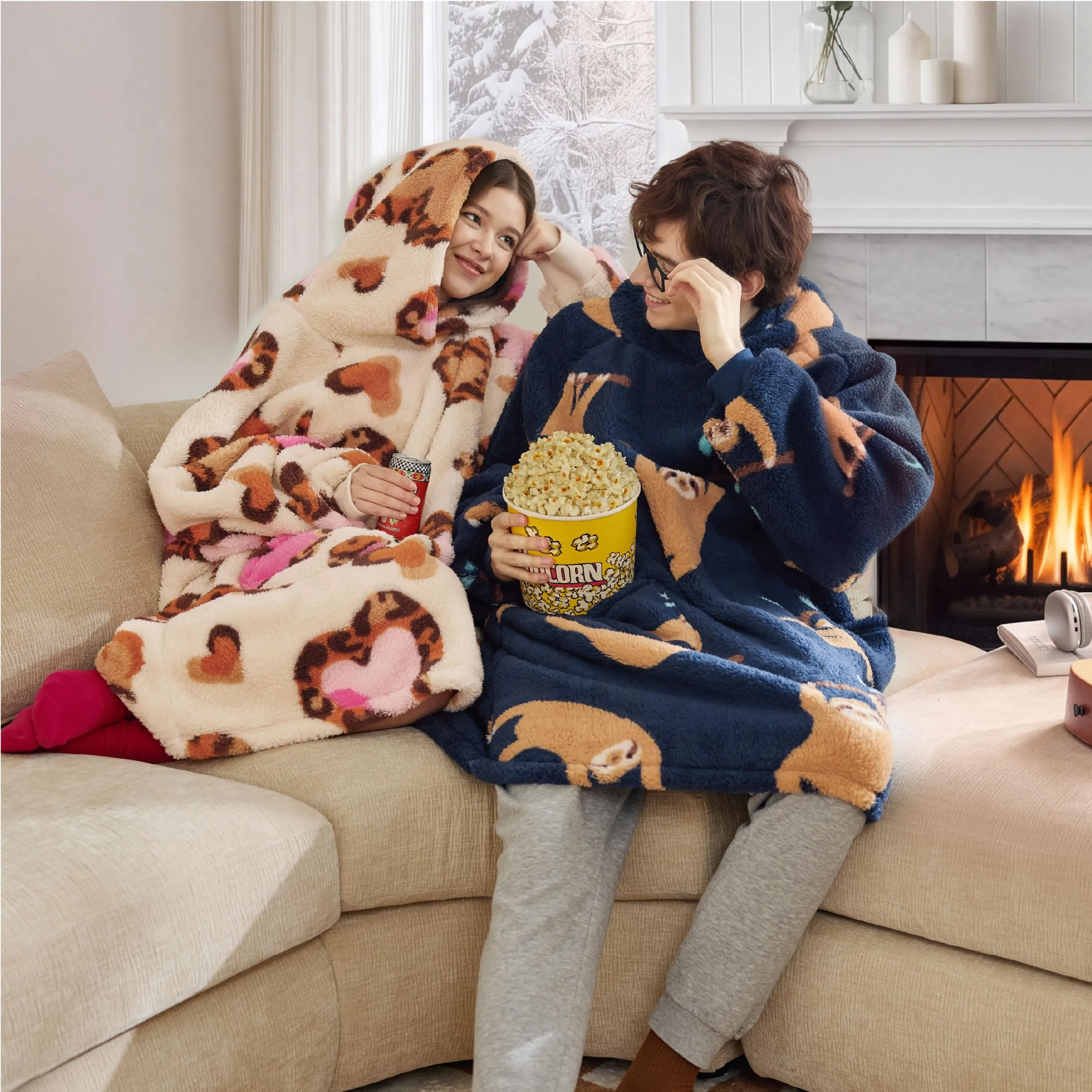 Bedsure Coperta con Cappuccio e Maniche Regalo Beige - 107x90 Leopardo - immagine 7