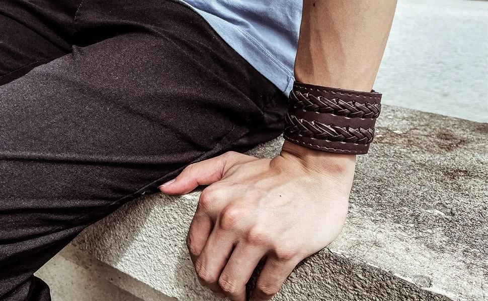 MILAKOO Bracciale di pelle a fascia larga con borchie metalliche unisex con borchie di metallo in stile motociclista punk rock largo cinturino fascia - immagine 4