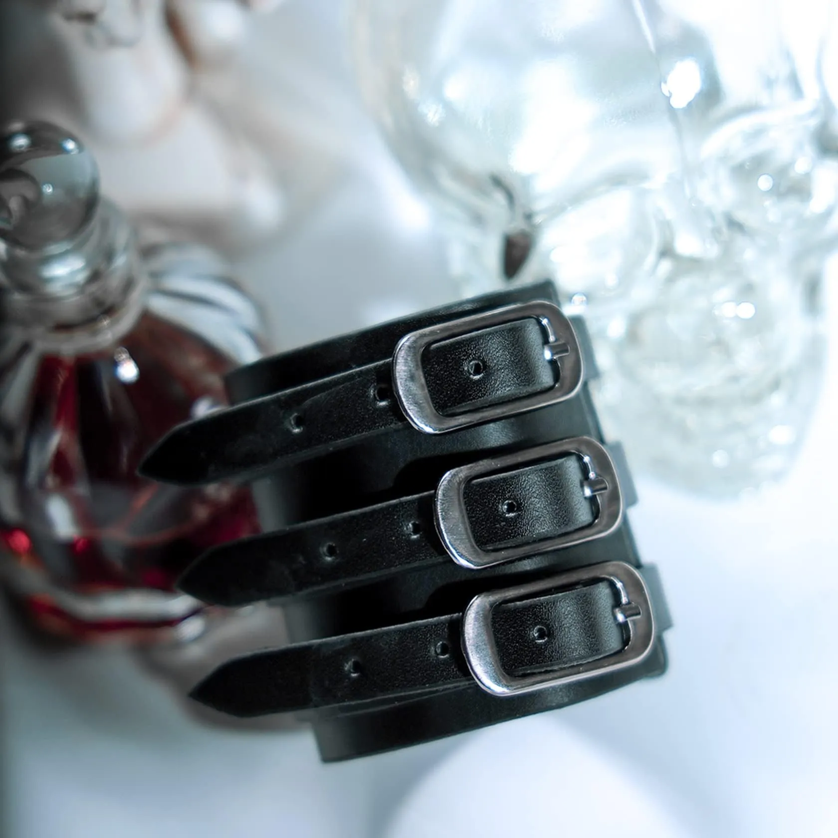 Milakoo Bracciale di pelle a fascia larga con borchie metalliche unisex nero con borchie di metallo in stile motociclista punk rock largo cinturino fascia regolabile e Lega black - immagine 5