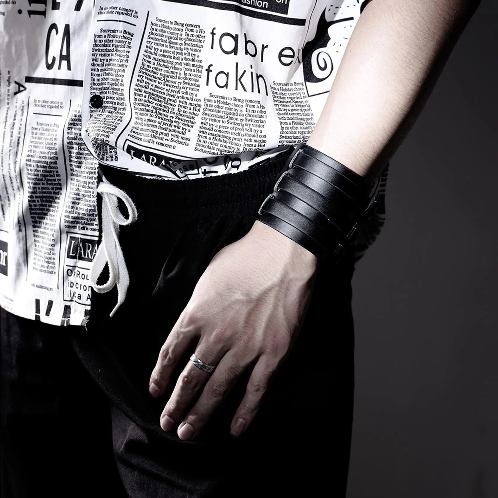 Milakoo Bracciale di pelle a fascia larga con borchie metalliche unisex nero con borchie di metallo in stile motociclista punk rock largo cinturino fascia regolabile e Lega black - immagine 6