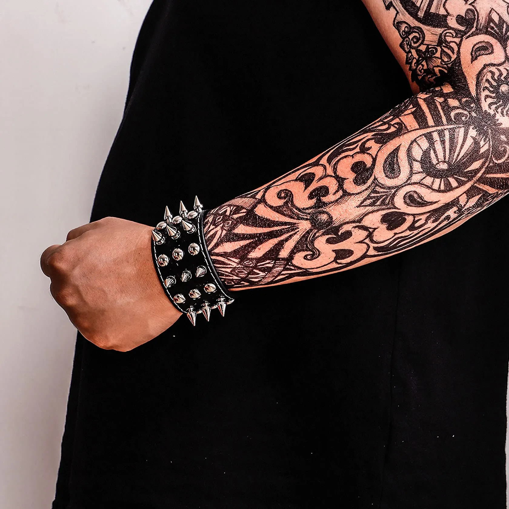 MILAKOO Bracciale di pelle a fascia larga con borchie metalliche nero con borchie di metallo motociclista punk rock - immagine 3