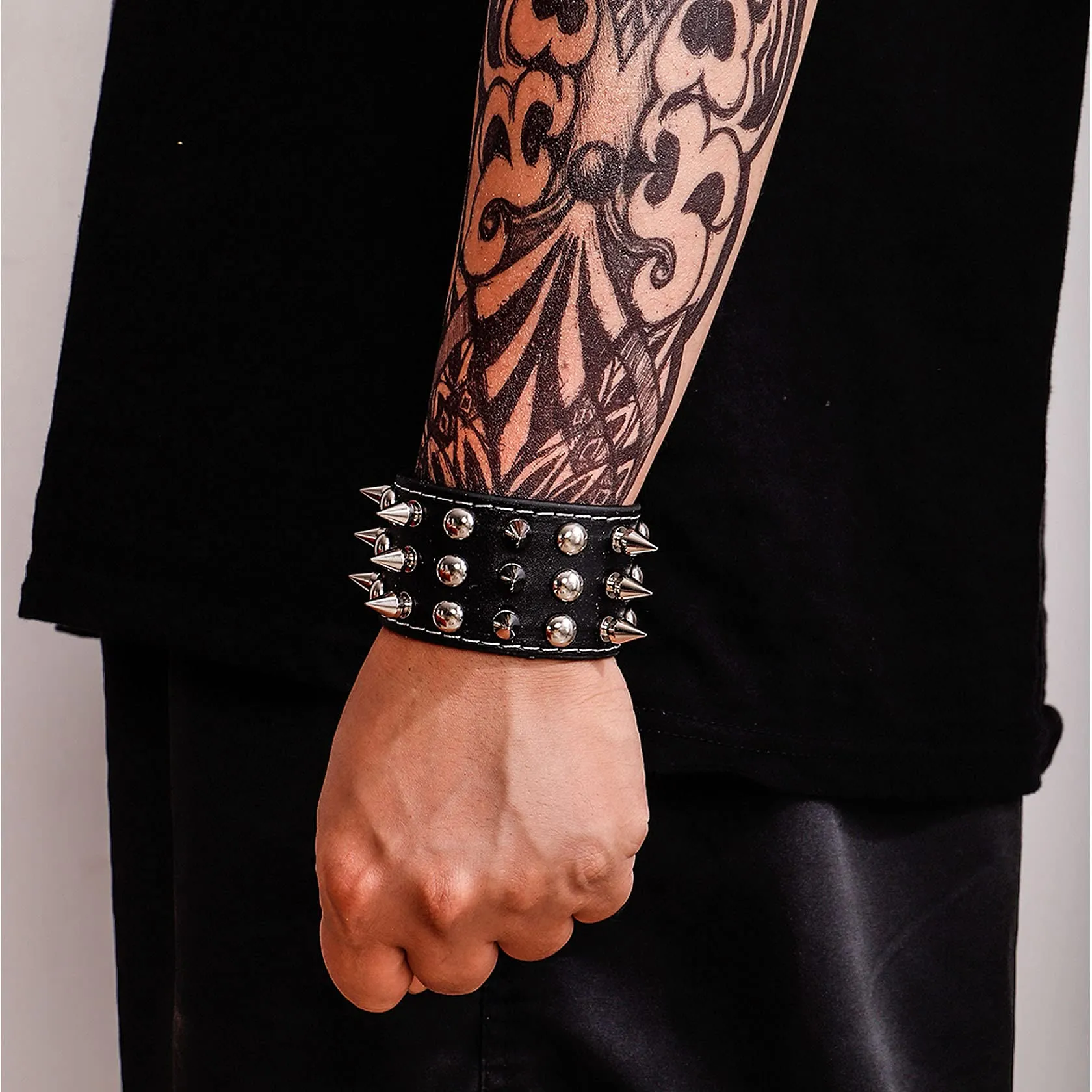 MILAKOO Bracciale di pelle a fascia larga con borchie metalliche nero con borchie di metallo motociclista punk rock - immagine 4