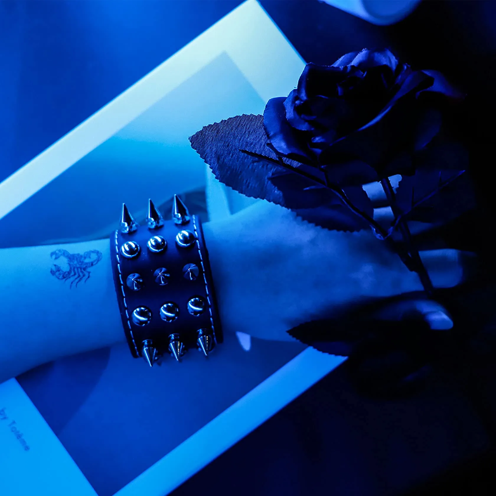 MILAKOO Bracciale di pelle a fascia larga con borchie metalliche nero con borchie di metallo motociclista punk rock - immagine 5