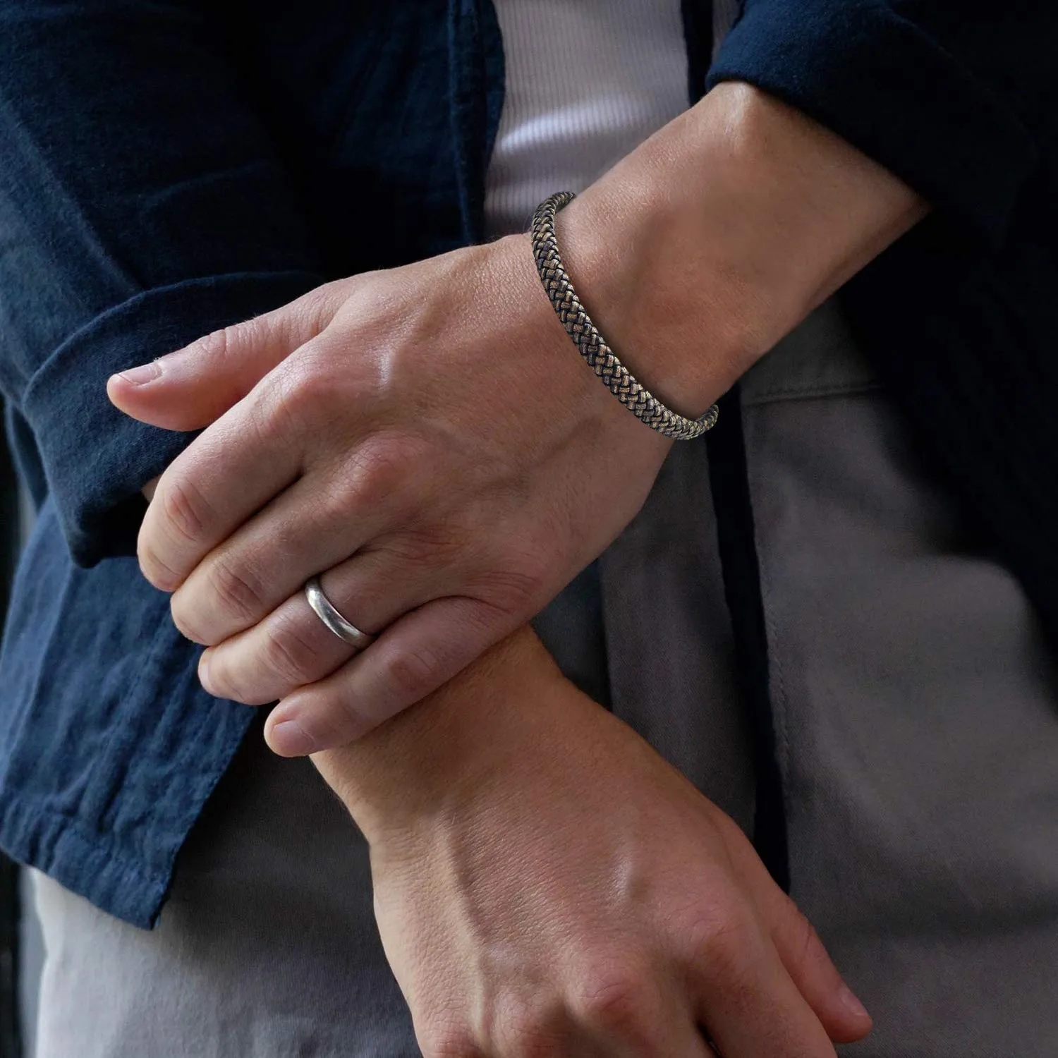 Casisto.J Bracciale pelle uomo - classico bracciale intrecciato a mano nero e marrone magnetica incisa braccialetto uomo con confezione regalo - immagine 6