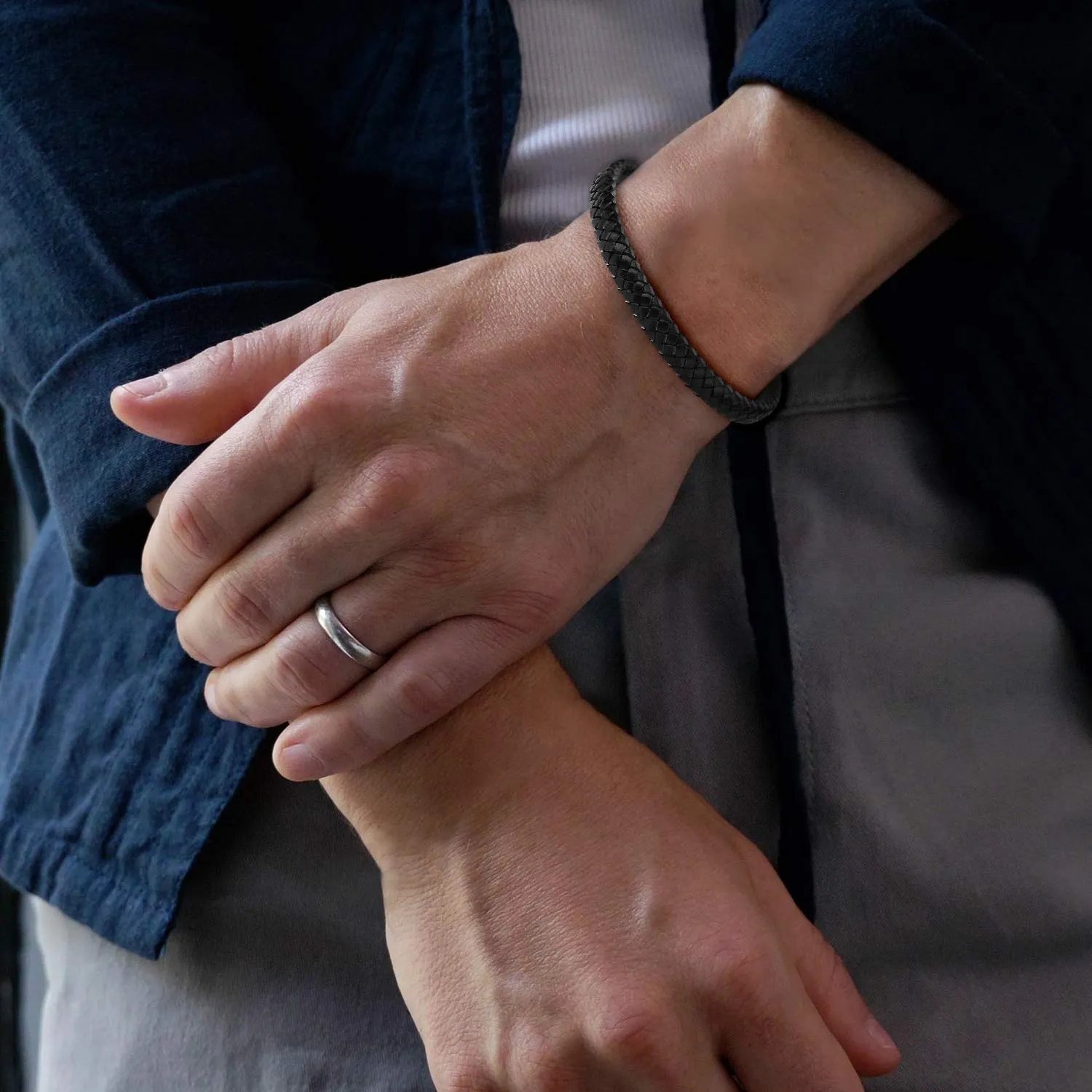 Casisto.J Bracciale pelle uomo - classico bracciale intrecciato a mano nero e marrone magnetica incisa braccialetto uomo con confezione regalo - immagine 6