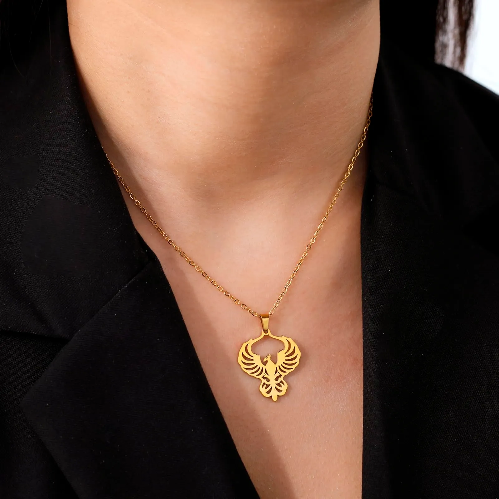 VASSAGO Collana di fenice nascente per donne Collana con ciondolo di uccello di fuoco in acciaio inox per uomini Regali di gioielli alla moda (Oro) - immagine 2