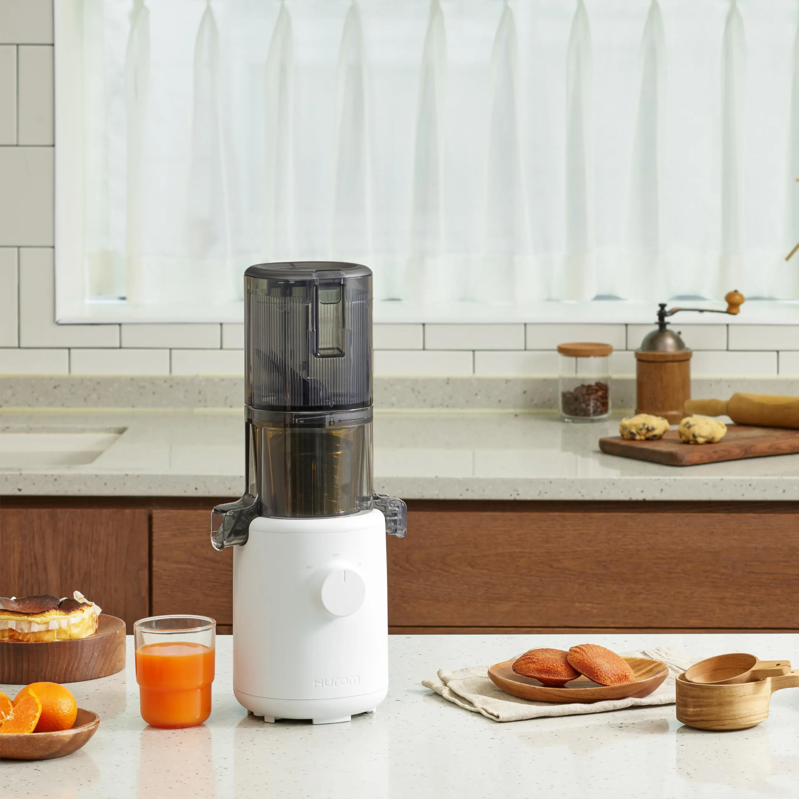 Hurom | Estrattore di Succo H-310A - Estrattore per Frutta e Verdura, Estrazione a Freddo a Bassi Giri, Design Compatto, Motore Silenzioso, Pulizia Rapida, Leggero e Pratico - White - immagine 9