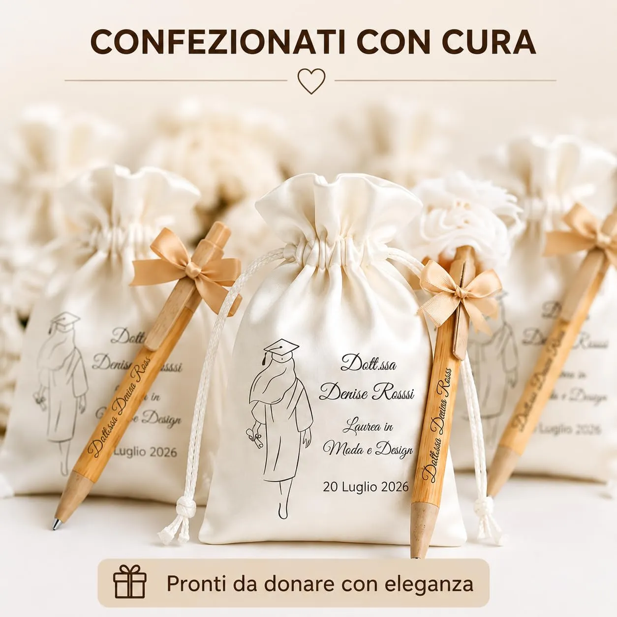 Cormar Kit Laurea Personalizzato 12 Sacchetti Portaconfetti e 12 Penne in Bamboo, Bomboniere Laurea con Stampa Nome Data e Facoltà, Sacchetti Raso Avorio con Penne Personalizzate - immagine 2