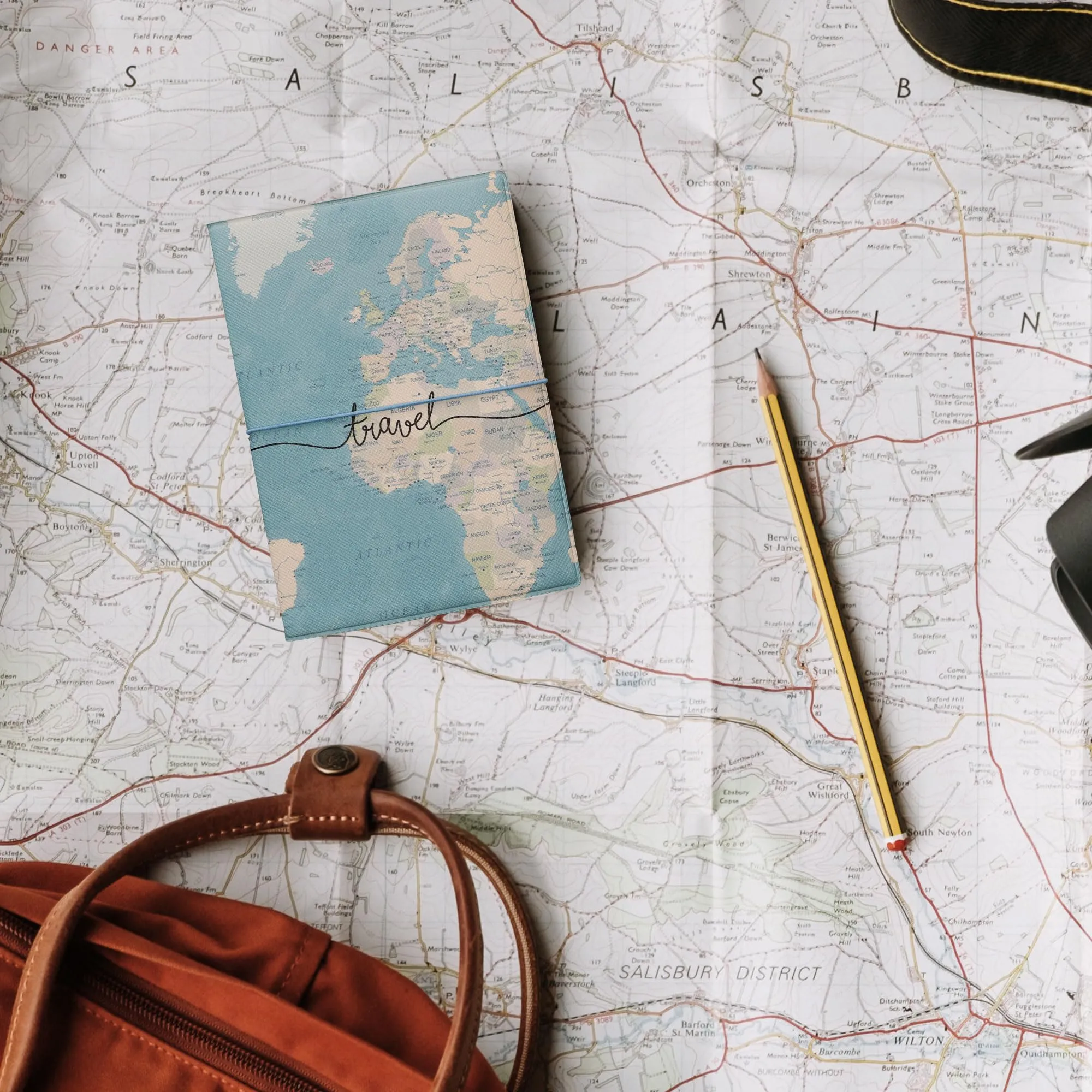 kwmobile Custodia per Passaporto - Porta Passaporto con Chiusura di Sicurezza ad Elastico - Protezione per Documenti - nero/beige/blu - immagine 5