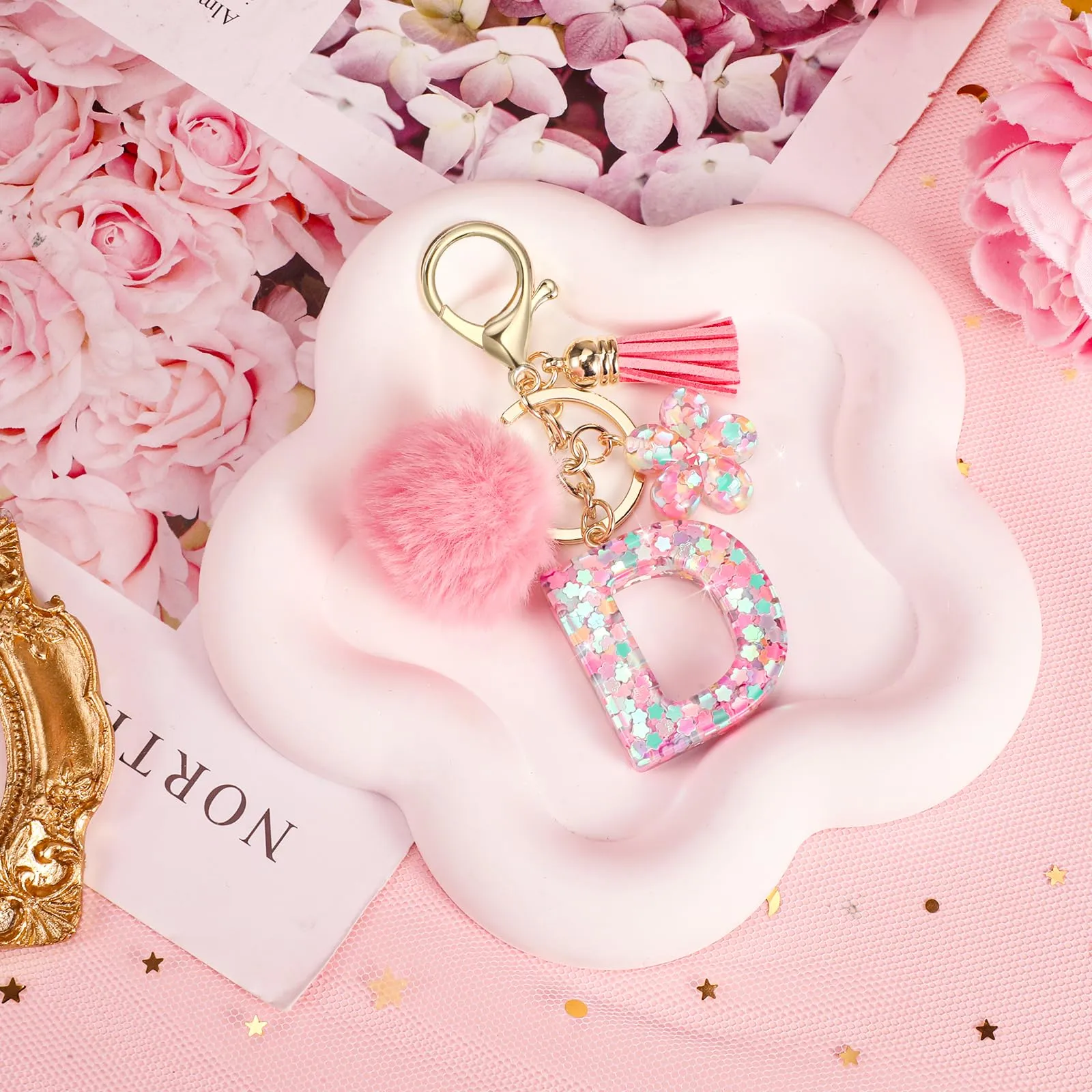 JSRQT Portachiavi con Iniziale D Rosa per Donne Ragazze, Nome Portachiavi Lettere dell'alfabeto in Resina a Fiore con Ciondoli a Pompon, Carino Ciondolo alla Moda Key Chain per Borse e Zaini - immagine 7