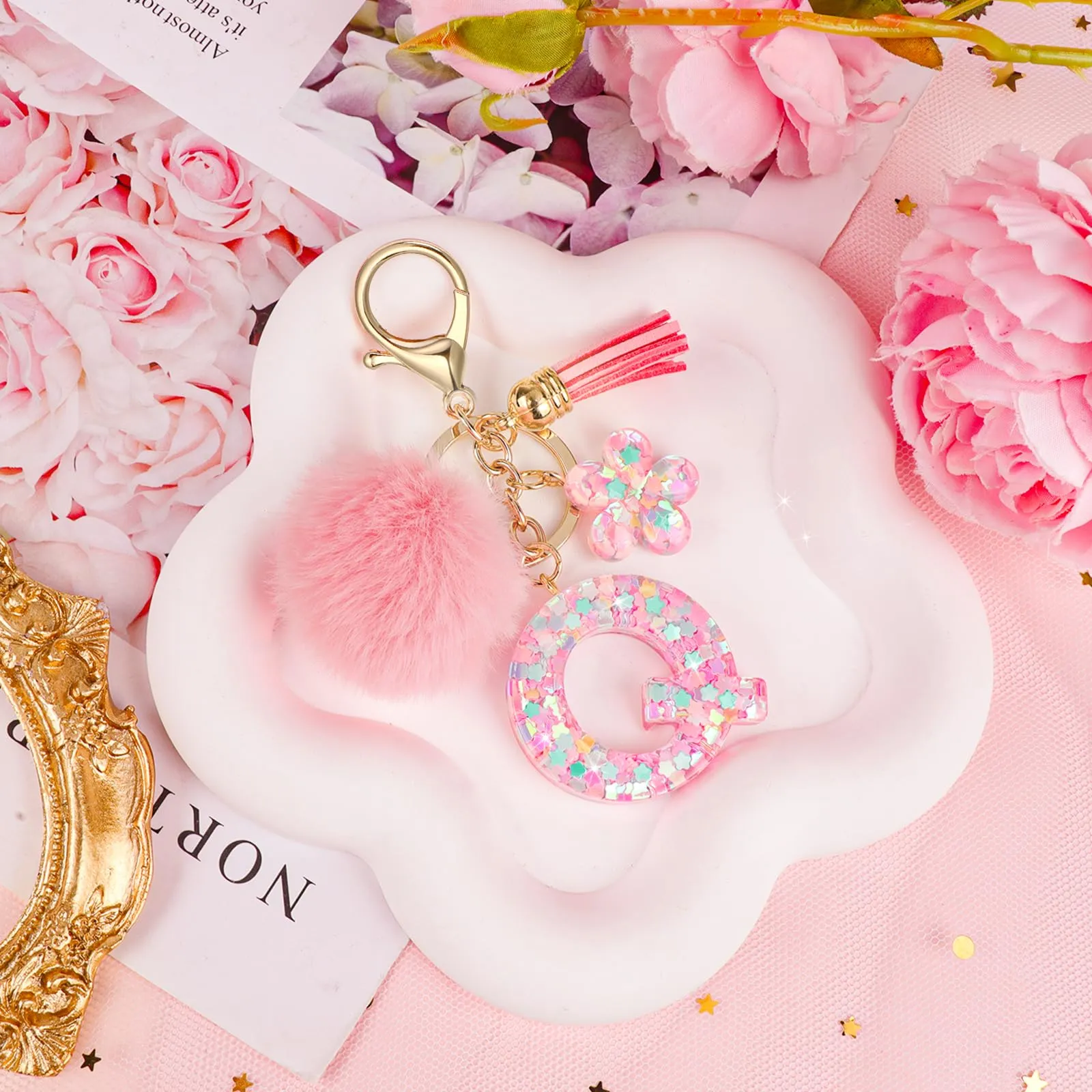 JSRQT Portachiavi con Iniziale Q Rosa per Donne Ragazze, Nome Portachiavi Lettere dell'alfabeto in Resina a Fiore con Ciondoli a Pompon, Carino Ciondolo alla Moda Key Chain per Borse e Zaini - immagine 7
