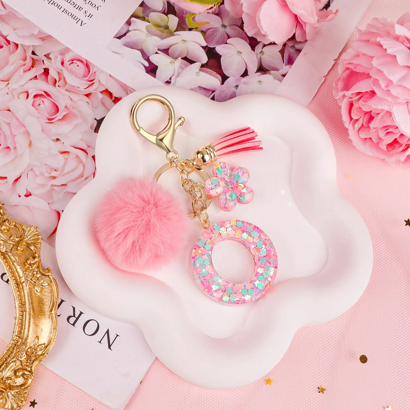 JSRQT Portachiavi con Iniziale O Rosa per Donne Ragazze, Nome Portachiavi Lettere dell'alfabeto in Resina a Fiore con Ciondoli a Pompon, Carino Ciondolo alla Moda Key Chain per Borse e Zaini - immagine 7