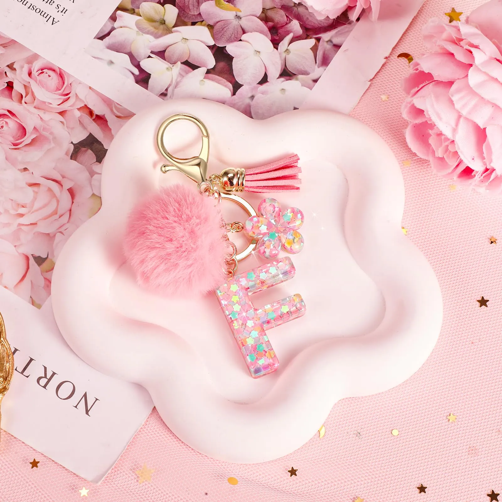 JSRQT Portachiavi con Iniziale F Rosa per Donne Ragazze, Nome Portachiavi Lettere dell'alfabeto in Resina a Fiore con Ciondoli a Pompon, Carino Ciondolo alla Moda Key Chain per Borse e Zaini - immagine 7