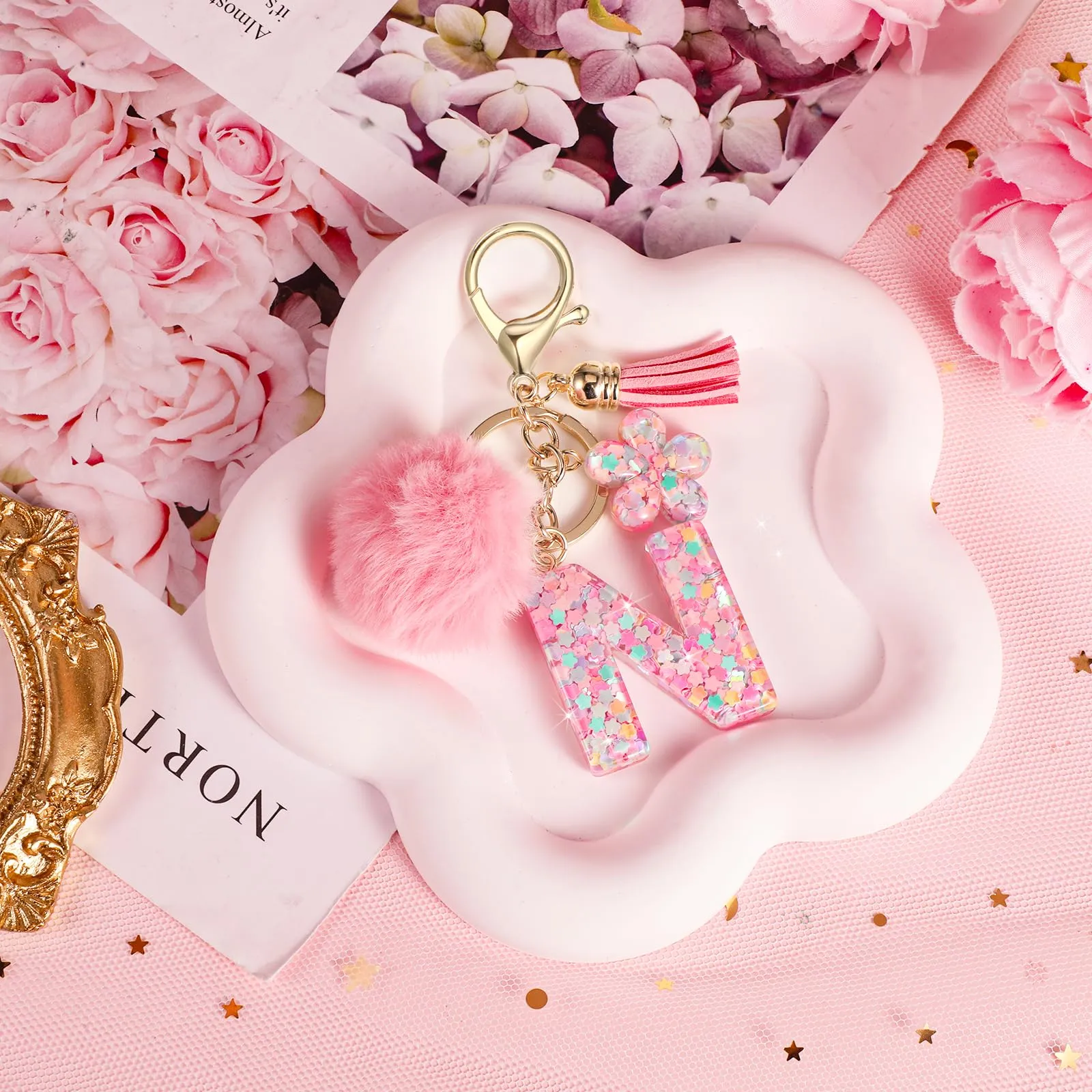 JSRQT Portachiavi con Iniziale N Rosa per Donne Ragazze, Nome Portachiavi Lettere dell'alfabeto in Resina a Fiore con Ciondoli a Pompon, Carino Ciondolo alla Moda Key Chain per Borse e Zaini - immagine 7