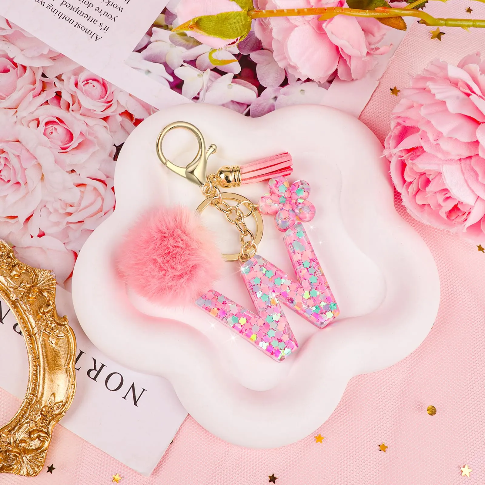 JSRQT Portachiavi con Iniziale W Rosa per Donne Ragazze, Nome Portachiavi Lettere dell'alfabeto in Resina a Fiore con Ciondoli a Pompon, Carino Ciondolo alla Moda Key Chain per Borse e Zaini - immagine 7