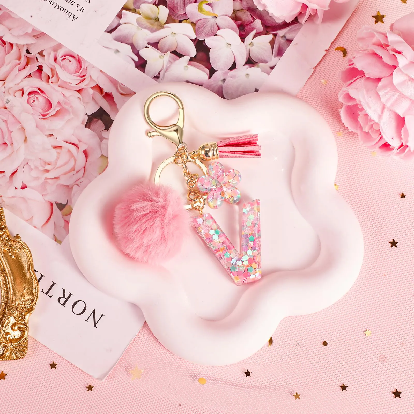 JSRQT Portachiavi con Iniziale V Rosa per Donne Ragazze, Nome Portachiavi Lettere dell'alfabeto in Resina a Fiore con Ciondoli a Pompon, Carino Ciondolo alla Moda Key Chain per Borse e Zaini - immagine 7