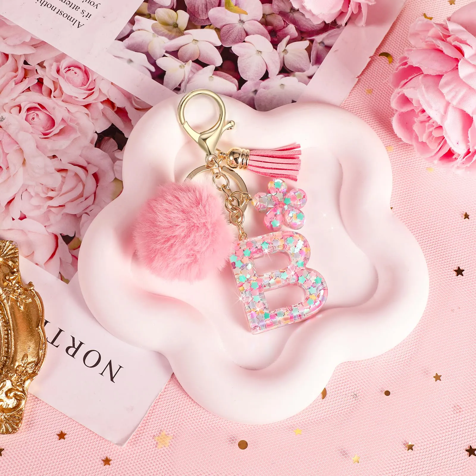 JSRQT Portachiavi con Iniziale B Rosa per Donne Ragazze, Nome Portachiavi Lettere dell'alfabeto in Resina a Fiore con Ciondoli a Pompon, Carino Ciondolo alla Moda Key Chain per Borse e Zaini - immagine 7