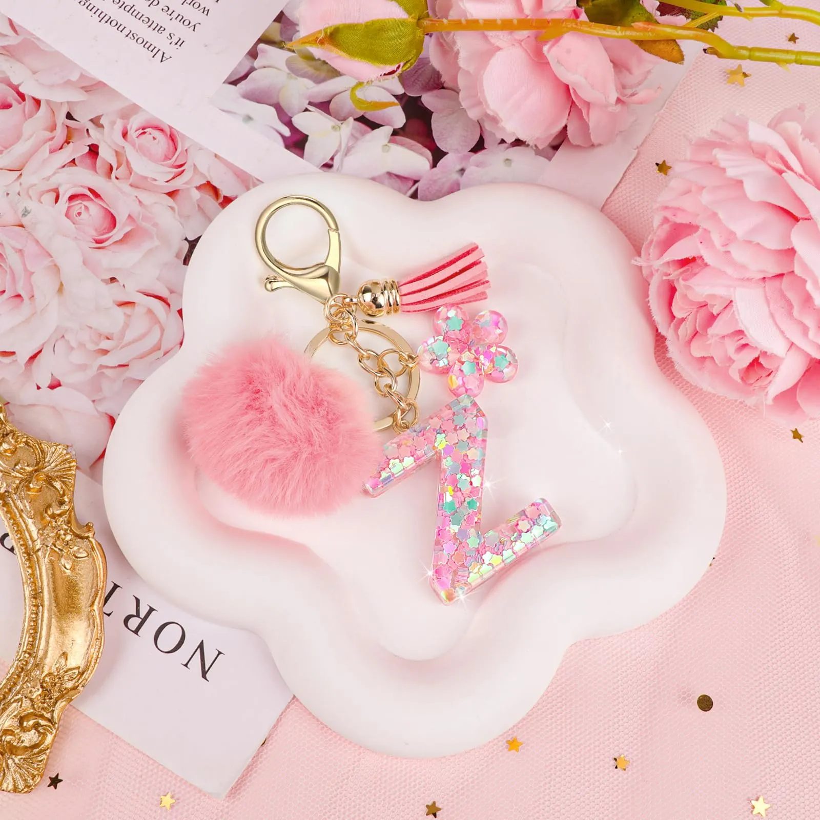 JSRQT Portachiavi con Iniziale Z Rosa per Donne Ragazze, Nome Portachiavi Lettere dell'alfabeto in Resina a Fiore con Ciondoli a Pompon, Carino Ciondolo alla Moda Key Chain per Borse e Zaini - immagine 7