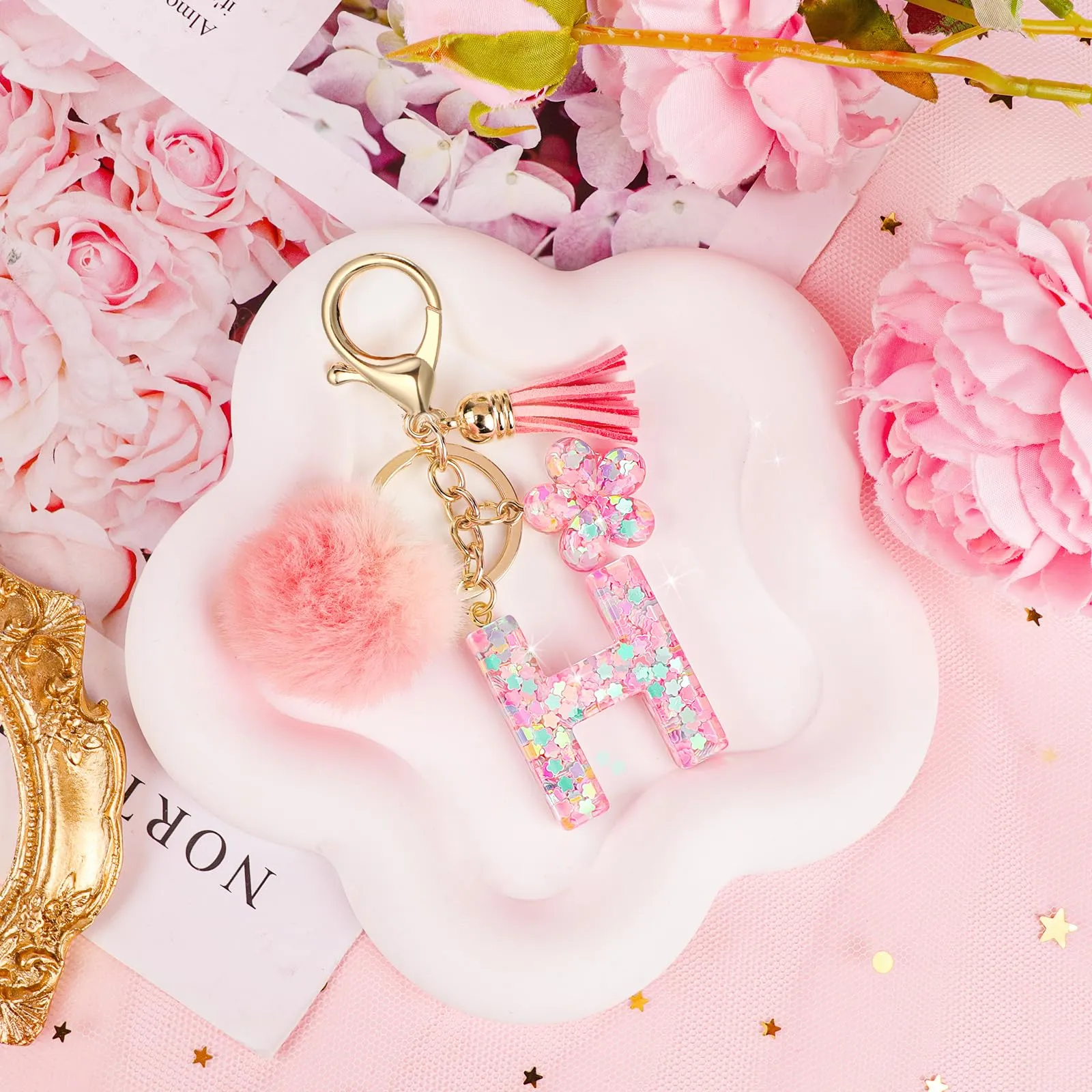JSRQT Portachiavi con Iniziale H Rosa per Donne Ragazze, Nome Portachiavi Lettere dell'alfabeto in Resina a Fiore con Ciondoli a Pompon, Carino Ciondolo alla Moda Key Chain per Borse e Zaini - immagine 7