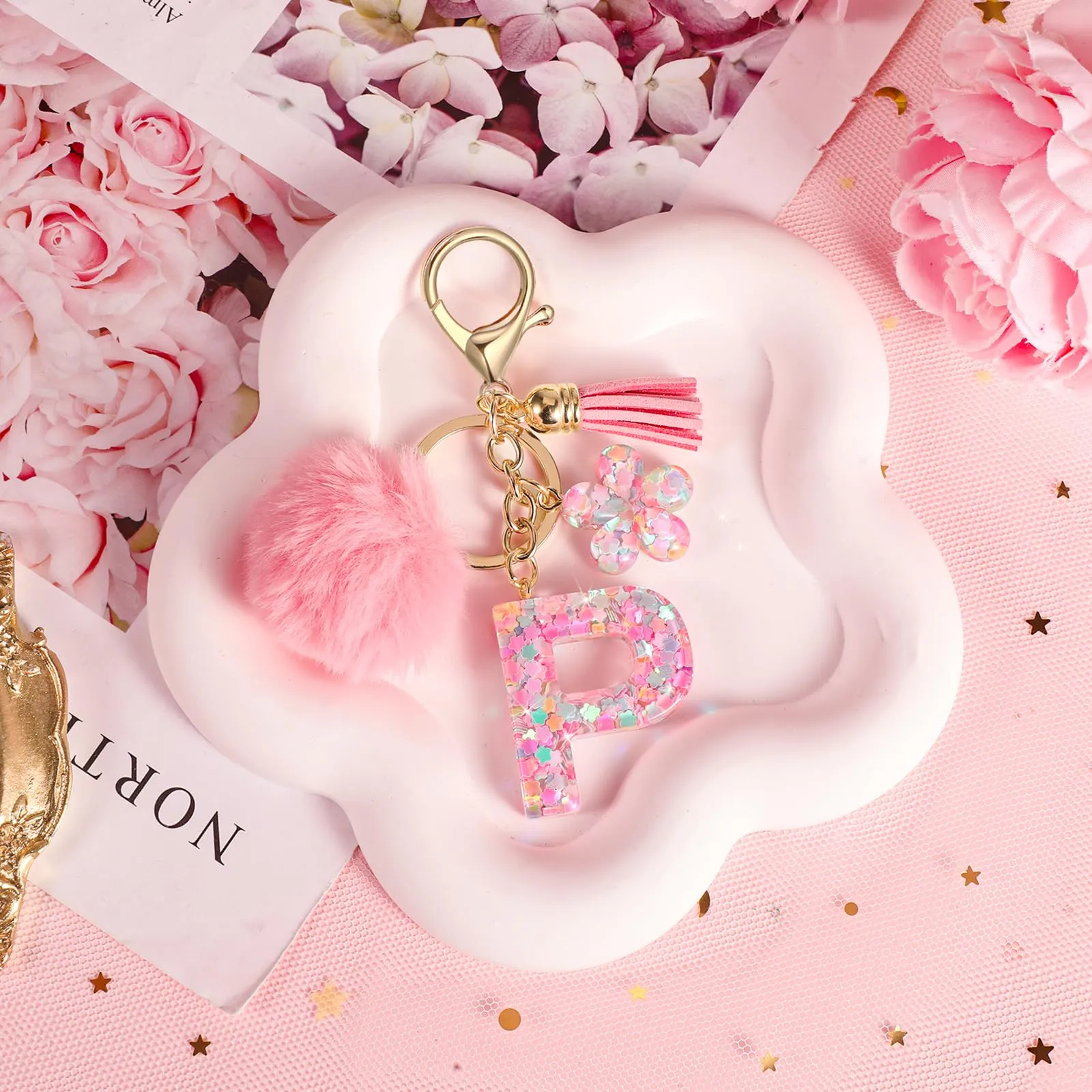 JSRQT Portachiavi con Iniziale P Rosa per Donne Ragazze, Nome Portachiavi Lettere dell'alfabeto in Resina a Fiore con Ciondoli a Pompon, Carino Ciondolo alla Moda Key Chain per Borse e Zaini - immagine 7