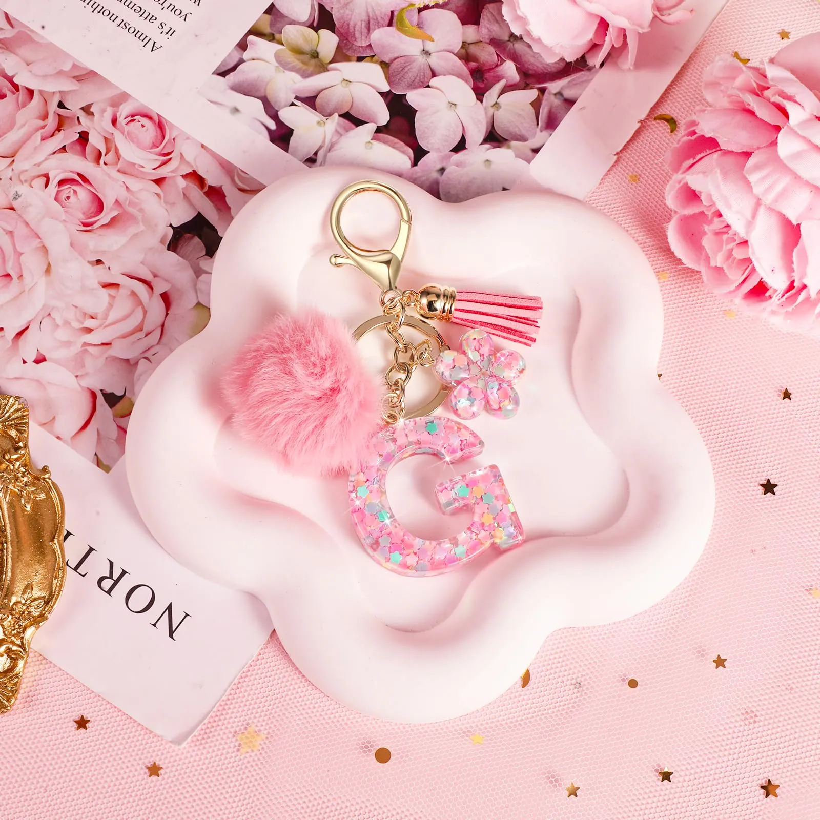 JSRQT Portachiavi con Iniziale G Rosa per Donne Ragazze, Nome Portachiavi Lettere dell'alfabeto in Resina a Fiore con Ciondoli a Pompon, Carino Ciondolo alla Moda Key Chain per Borse e Zaini - immagine 7