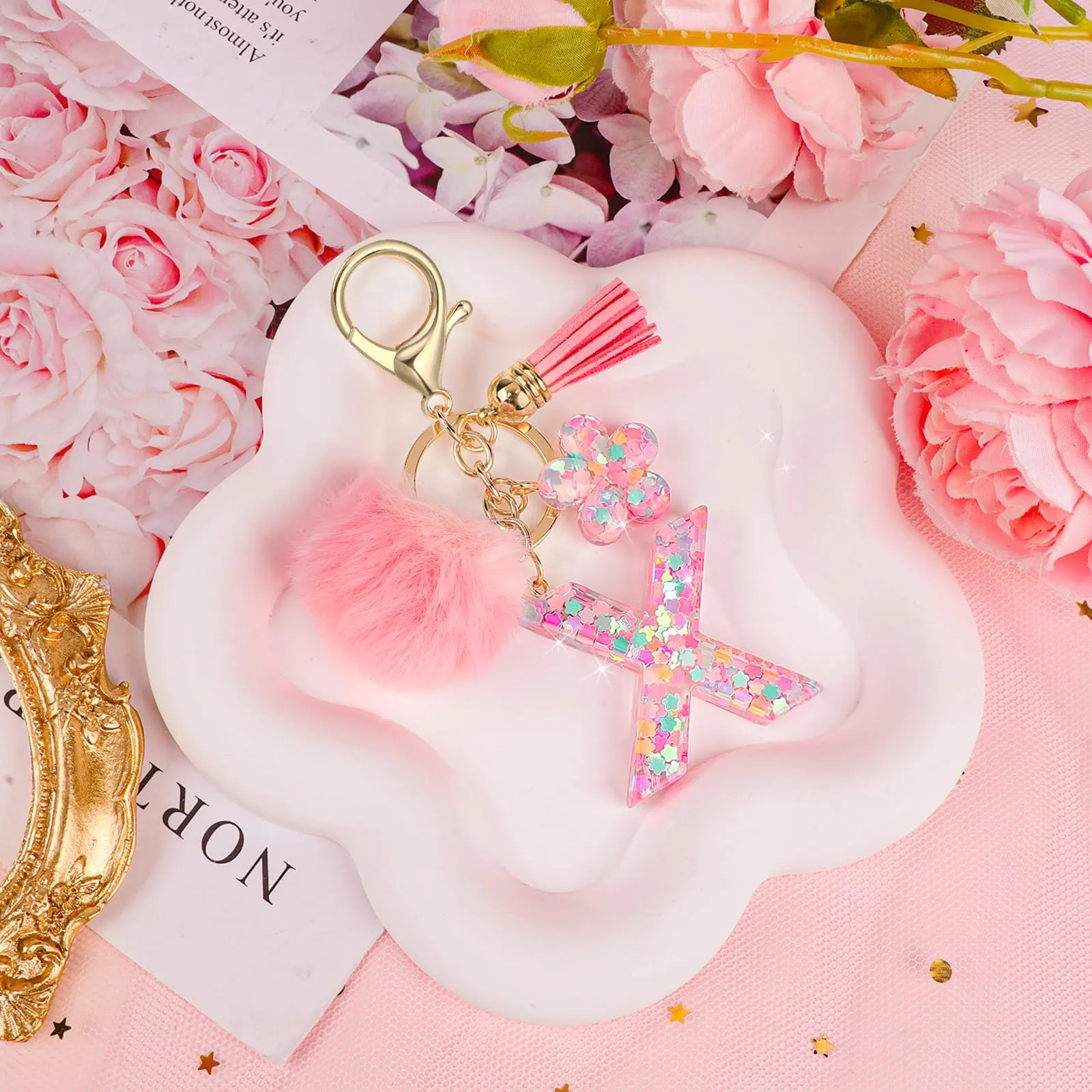JSRQT Portachiavi con Iniziale X Rosa per Donne Ragazze, Nome Portachiavi Lettere dell'alfabeto in Resina a Fiore con Ciondoli a Pompon, Carino Ciondolo alla Moda Key Chain per Borse e Zaini - immagine 7