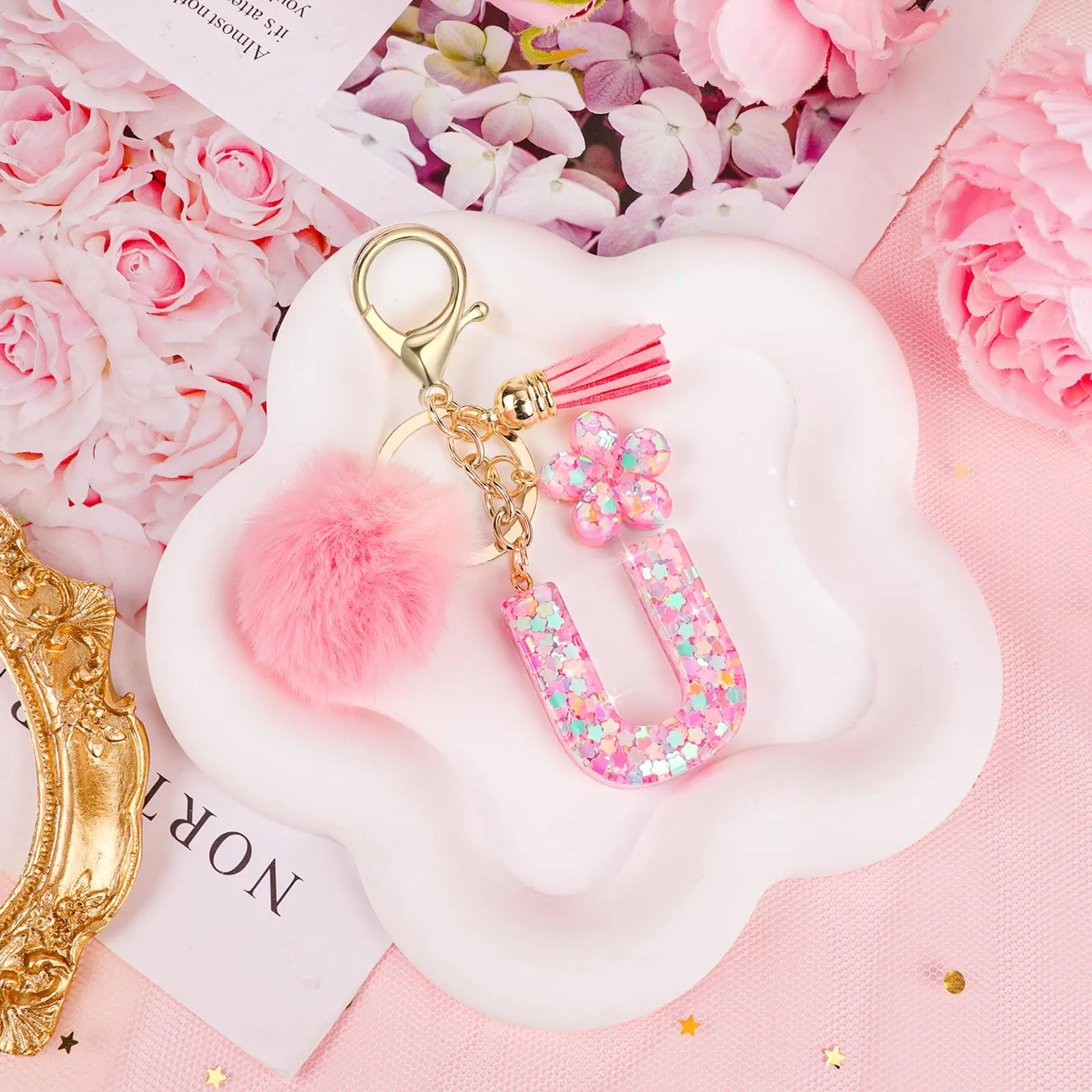 JSRQT Portachiavi con Iniziale U Rosa per Donne Ragazze, Nome Portachiavi Lettere dell'alfabeto in Resina a Fiore con Ciondoli a Pompon, Carino Ciondolo alla Moda Key Chain per Borse e Zaini - immagine 7